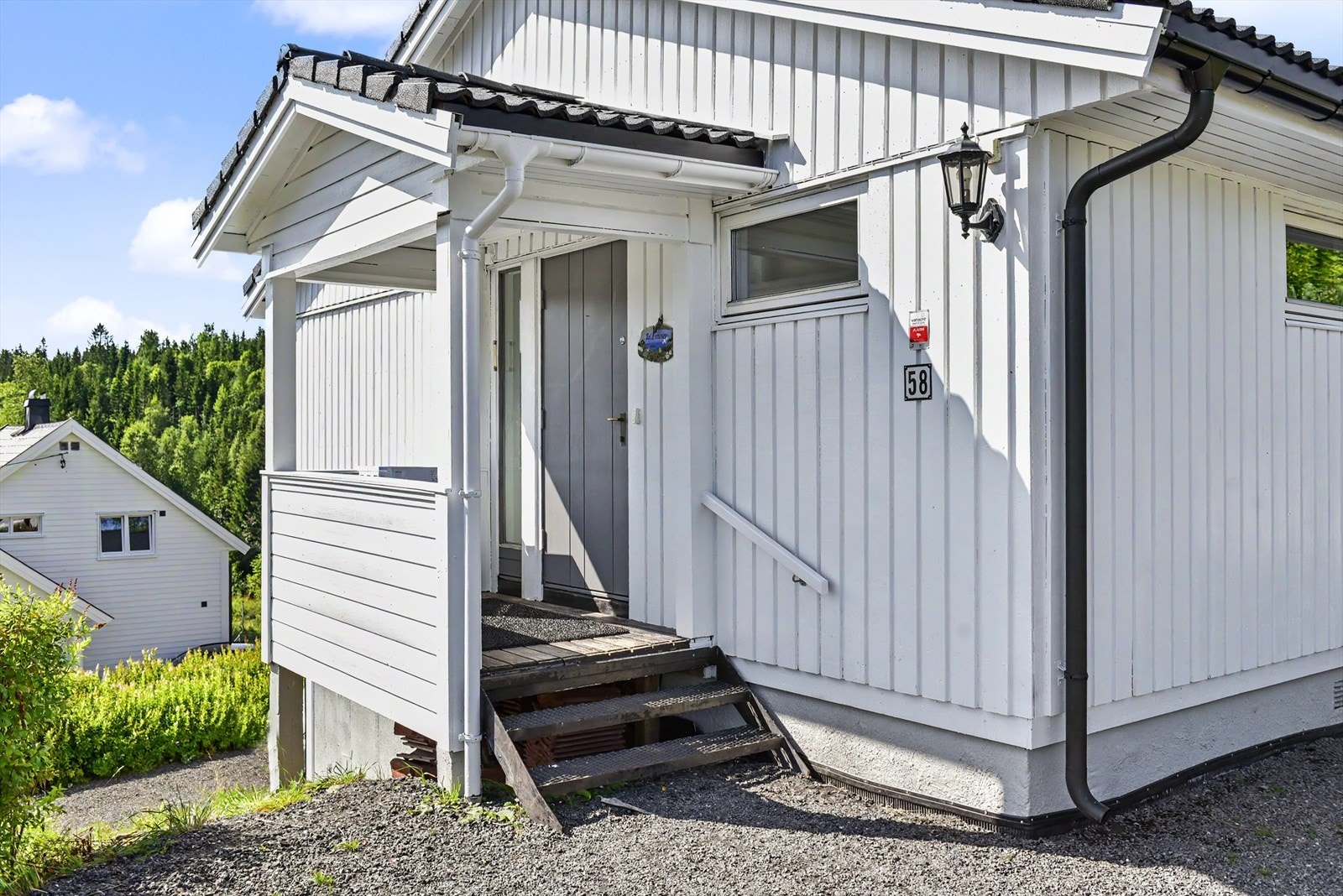 Overbygd inngangsparti til boligens hovedetasje. Galleribilde