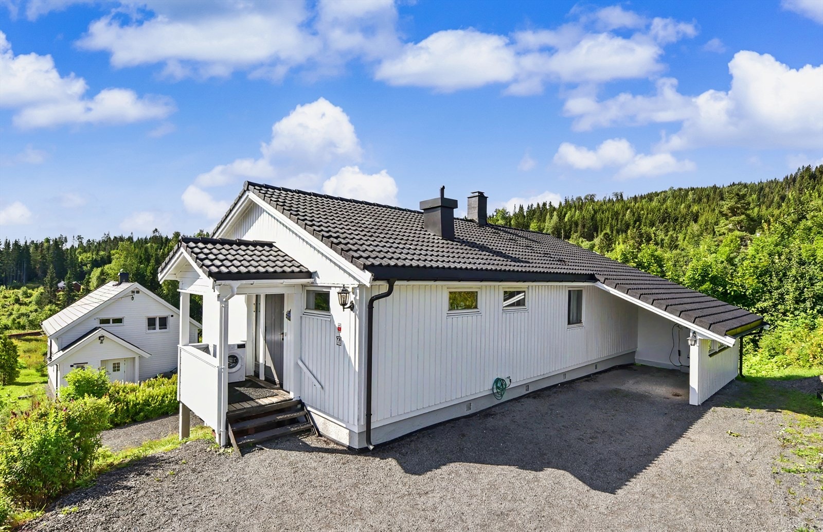 Fasaden er nymalt, og taket er tekket med betongtakstein. Galleribilde