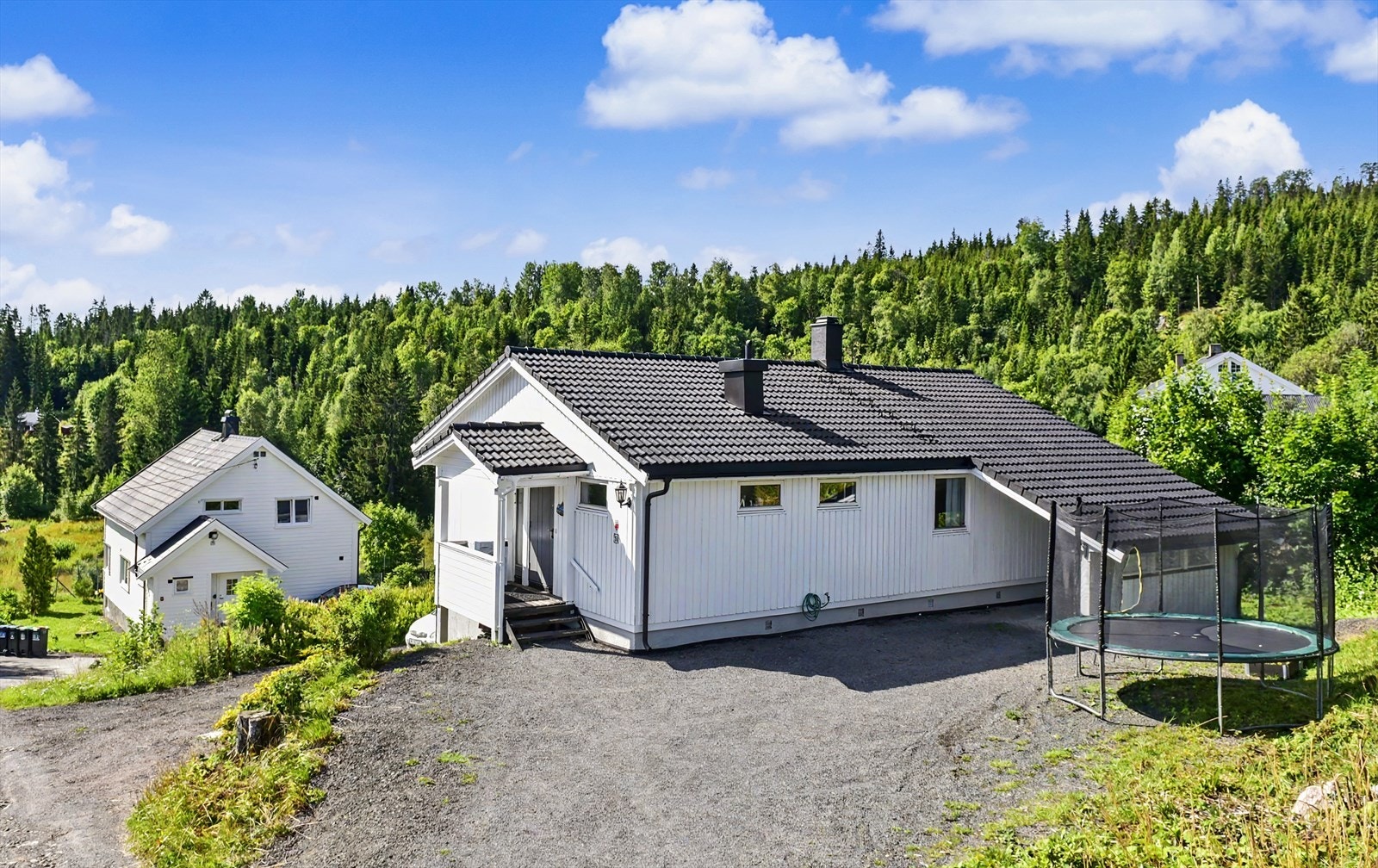 Tomten er opparbeidet med plen og har god plass for uteaktiviteter. Galleribilde