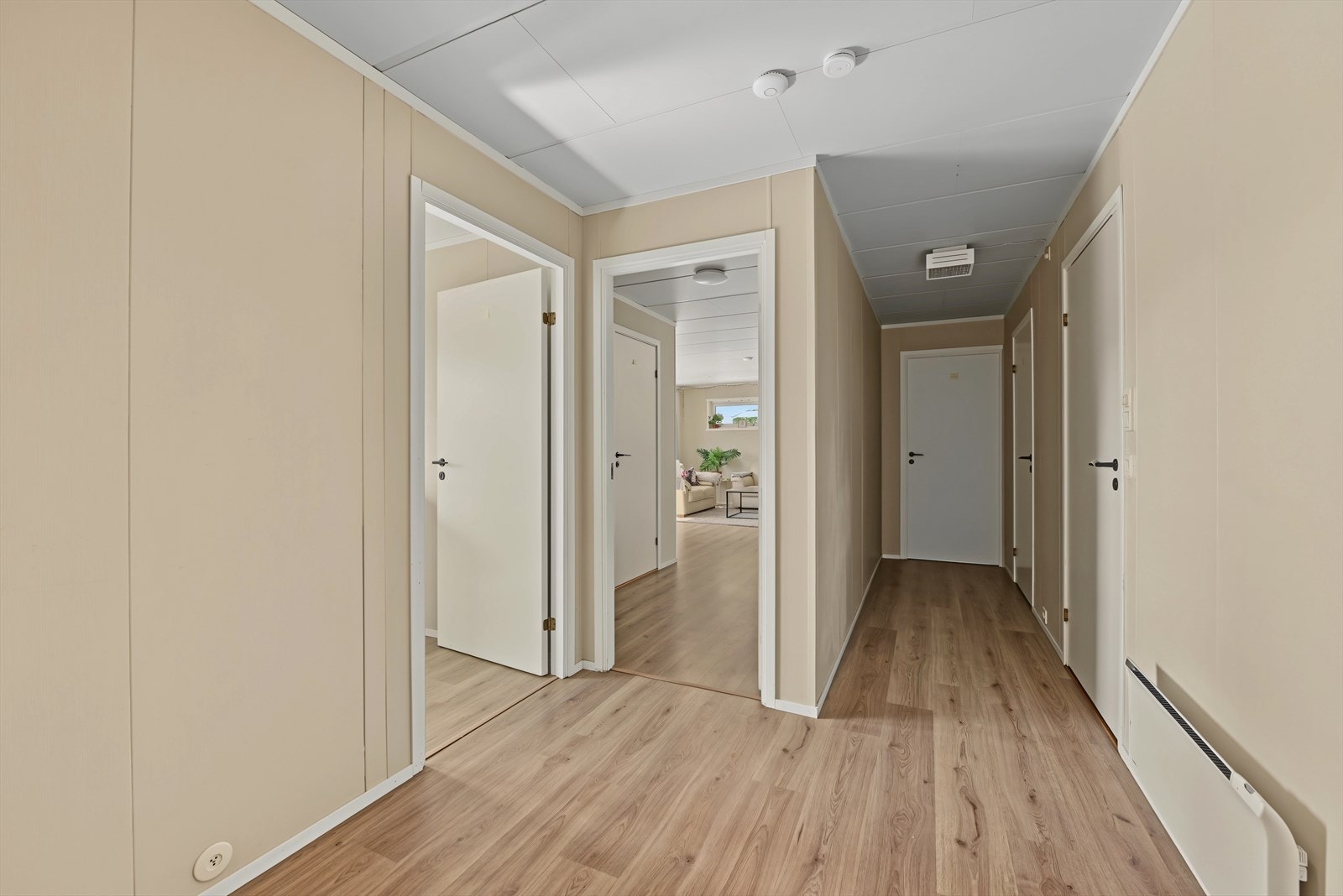 Hallen har laminat på gulvet og malte plater på veggene. Galleribilde