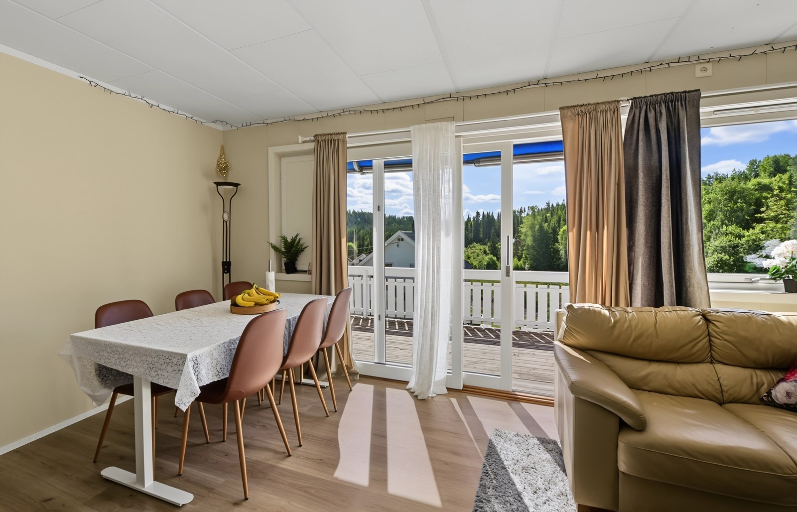 Store vindusflater og terrassedør gir rikelig med dagslys inn i stuen. Galleribilde