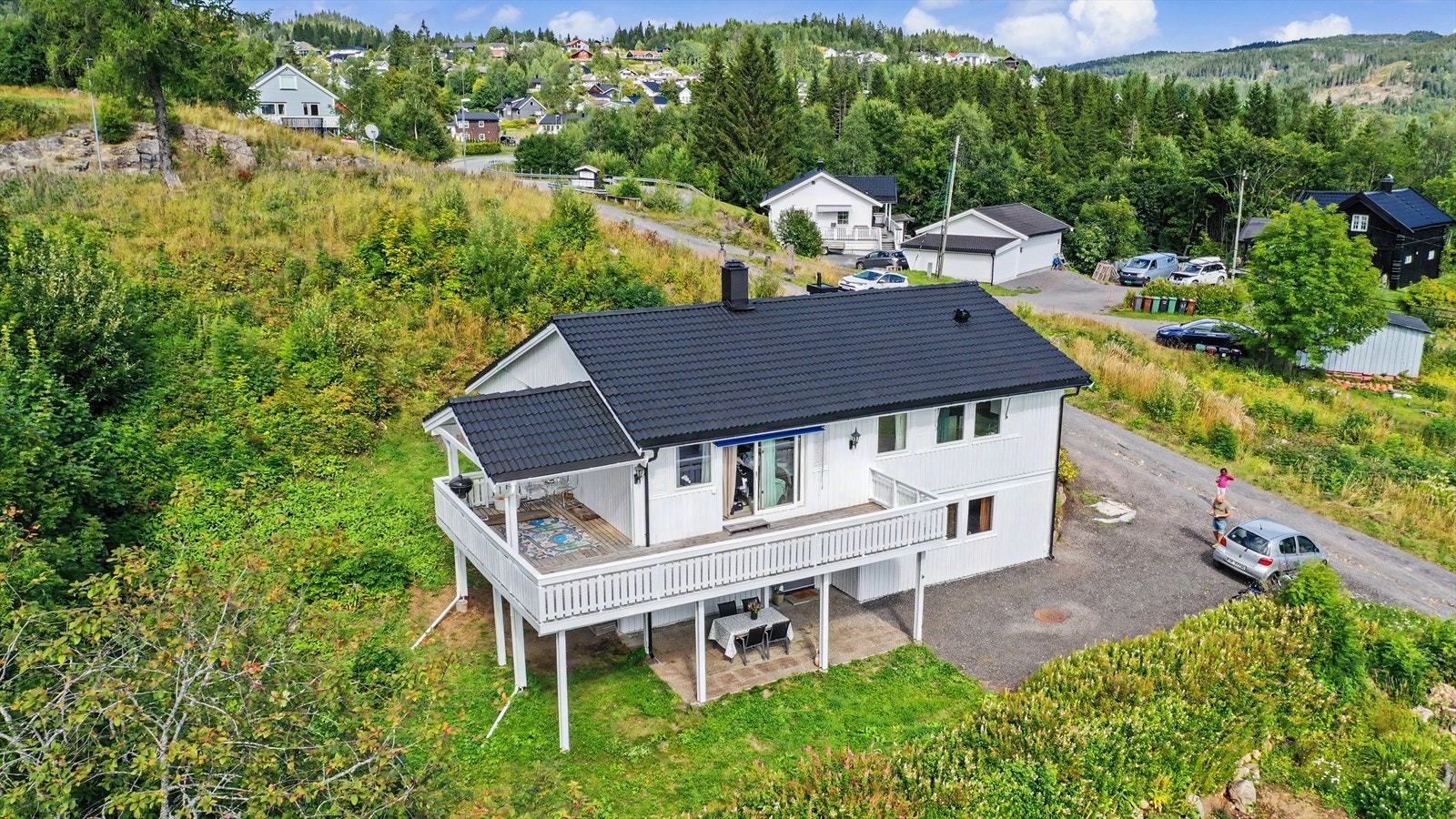 Boligen har en hvitmalt trekledning og sortmalt tak. Galleribilde
