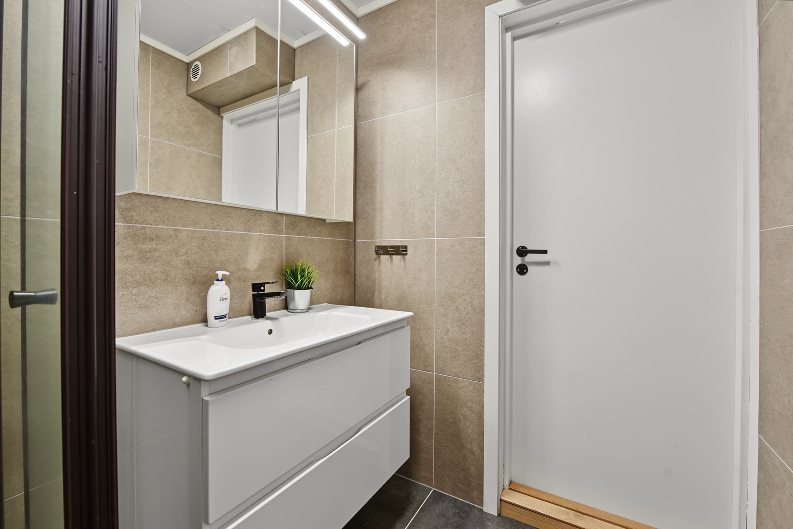 Badet i underetasjen ble pusset opp i 2023 med nye fliser og innredning. Galleribilde