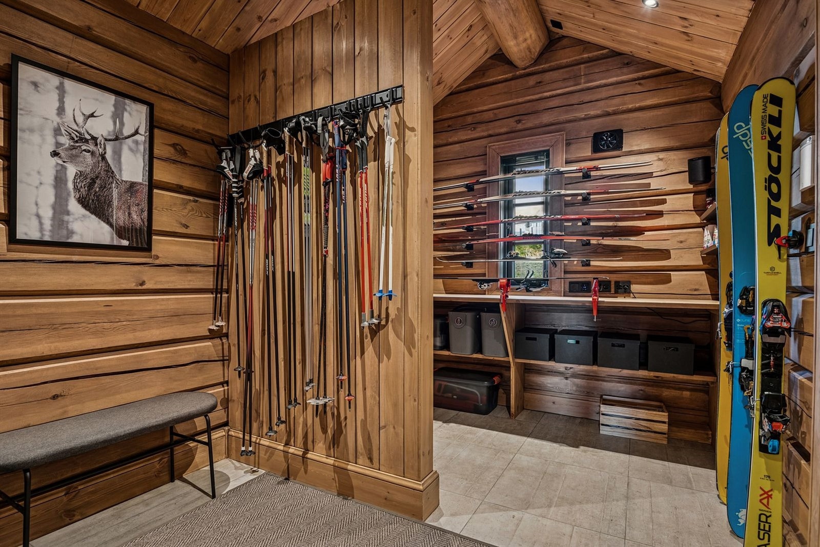 Romslig og smart innredet med god plass til ski, staver, snowboard og annet utstyr. Galleribilde