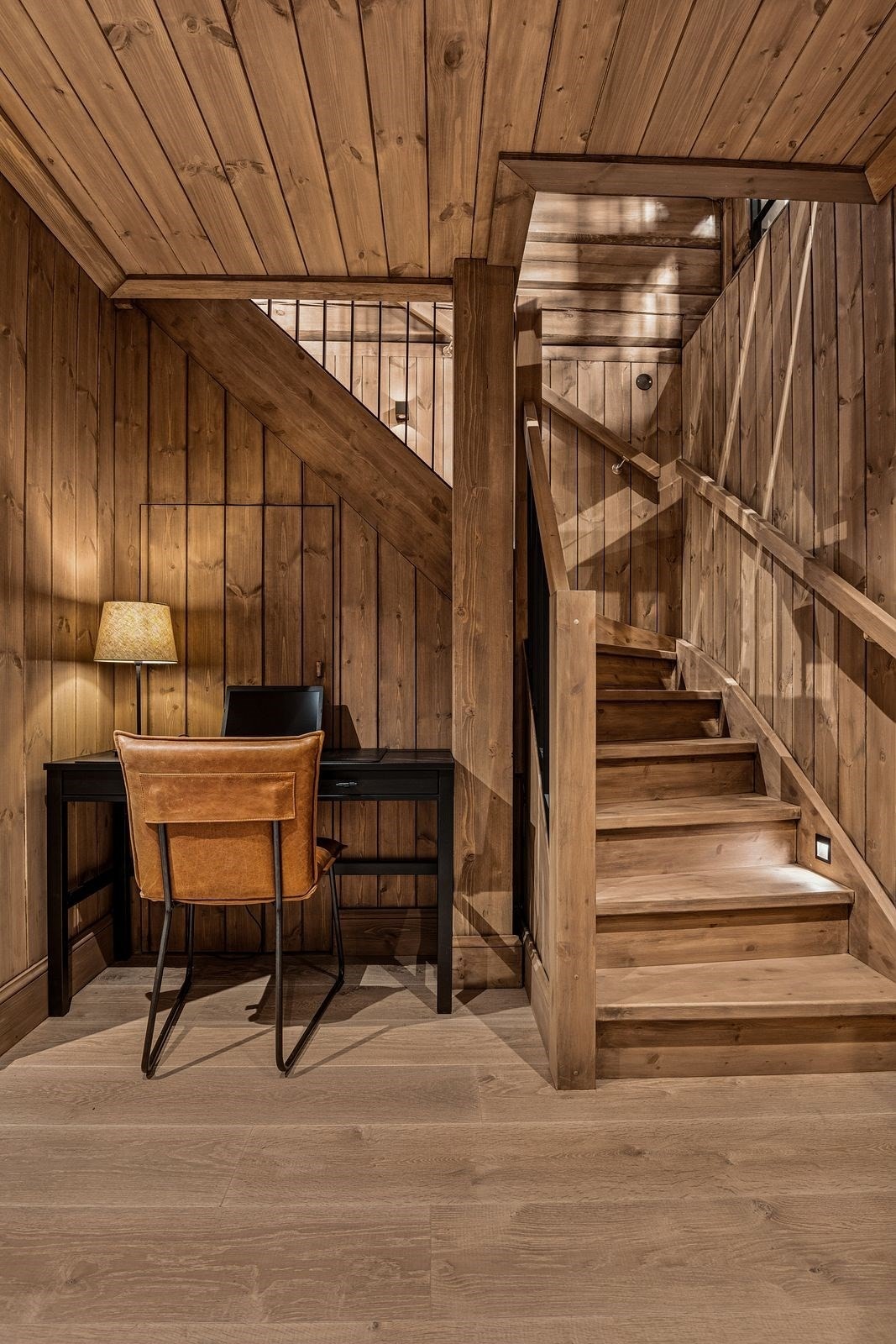 Fra trappen kommer man ned til gangen som fungerer i dag som er arbeidsplass for hjemmekontor. Lagringsplass under trappen. Galleribilde