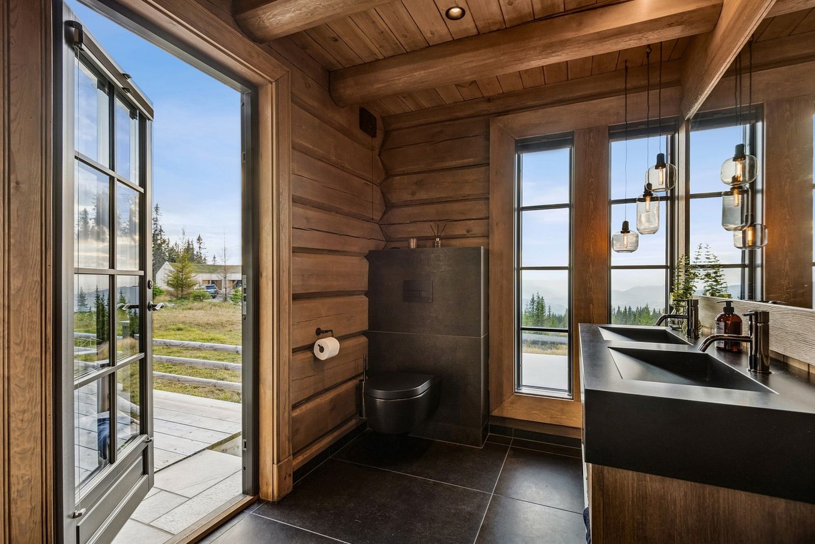 Herfra er det direkte utgang til skiferbelagt terrasse med varmekabler, som tar deg tørrskodd ned til jacuzzien om vinteren. Galleribilde