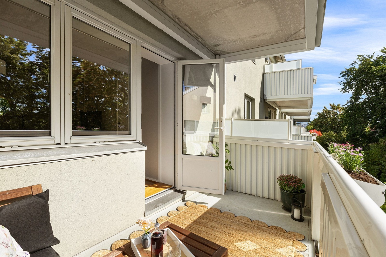 Sydøstvendt og overbygd balkong med plass til møbler og planter Galleribilde