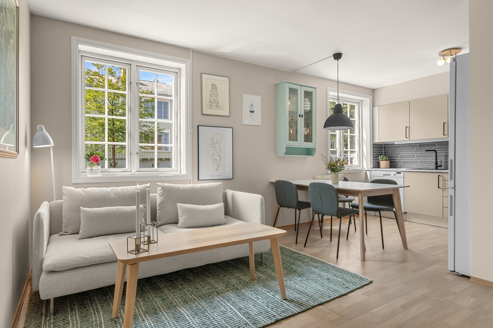 Stuen byr på flere møbleringsmuligheter og et naturlig samlingspunkt i boligen. Galleribilde