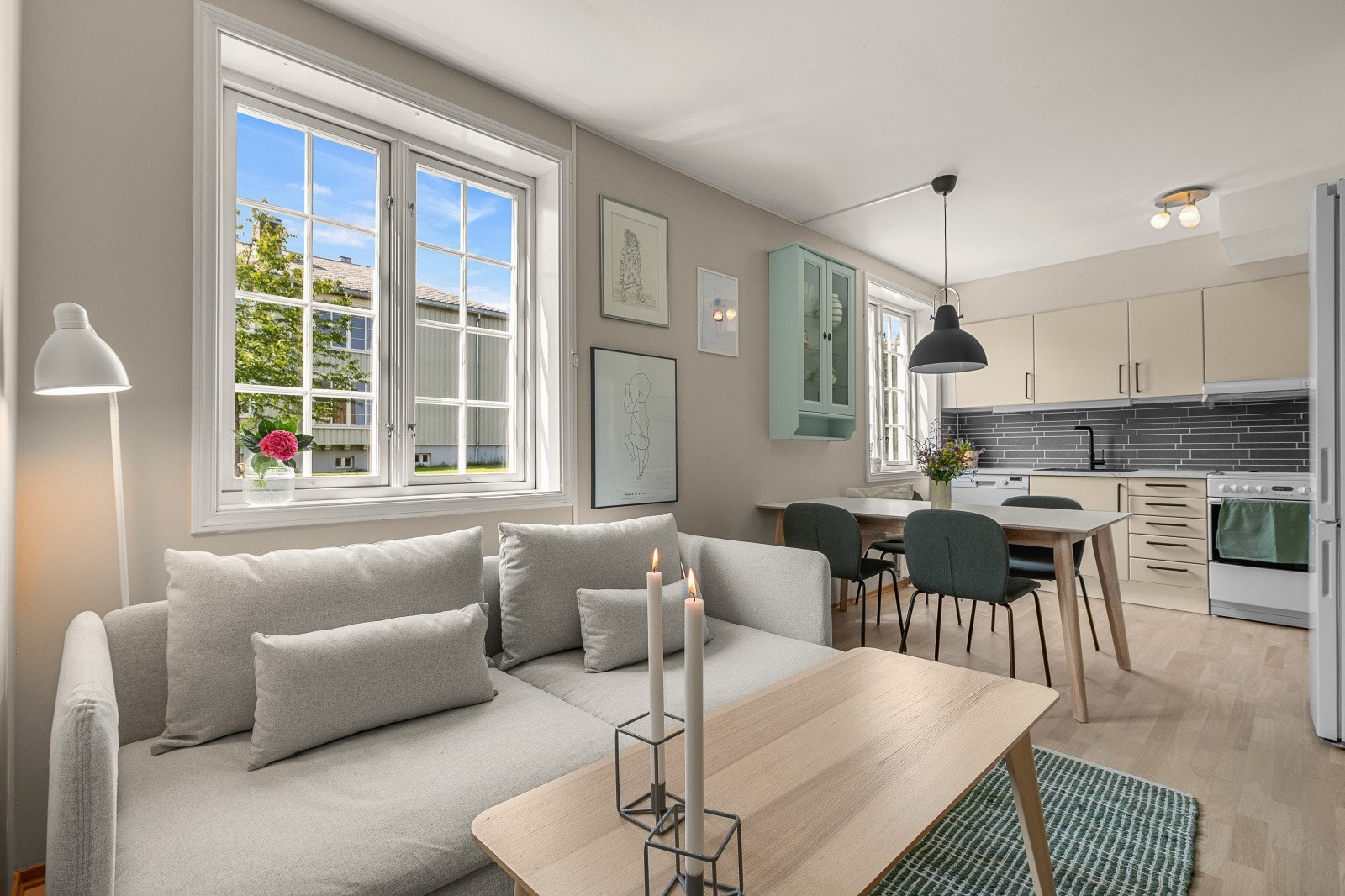 Lys og tiltalende stue med god plass til både sofagruppe og spisebord. Galleribilde