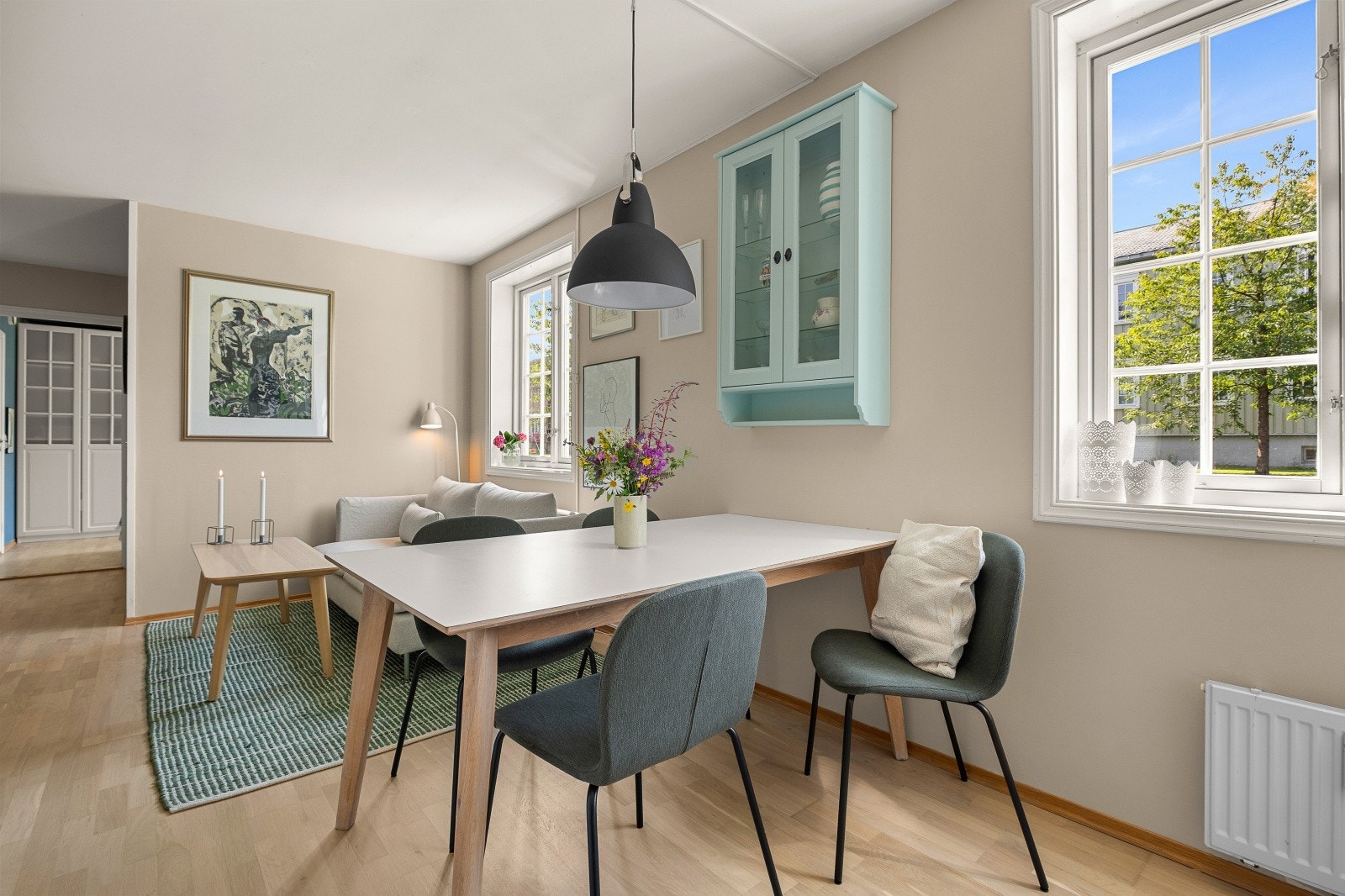 Hyggelig spiseplass i tilknytning til kjøkkenet gjør det enkelt å samle familie og venner. Galleribilde