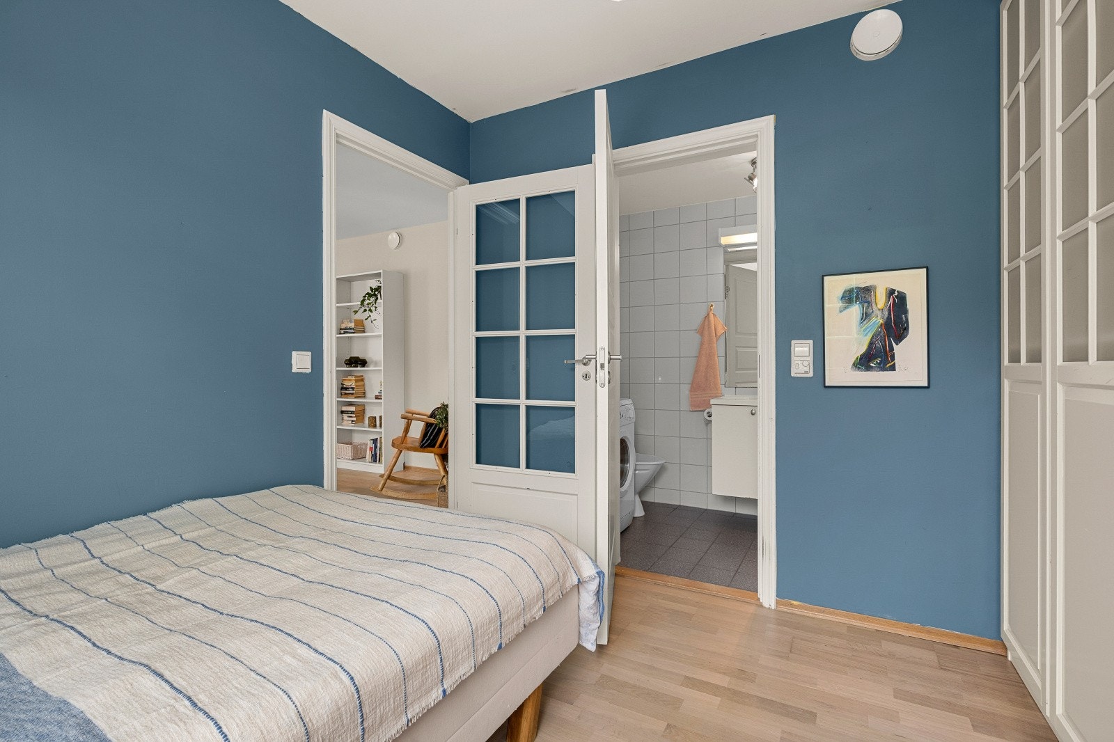 Fra soverom er det direkte adkomst til bad. Galleribilde