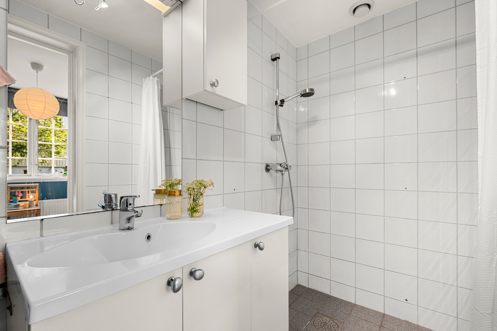 Badet er utstyrt med åpen dusj, servantskap, wc og opplegg for vaskemaskin. Galleribilde