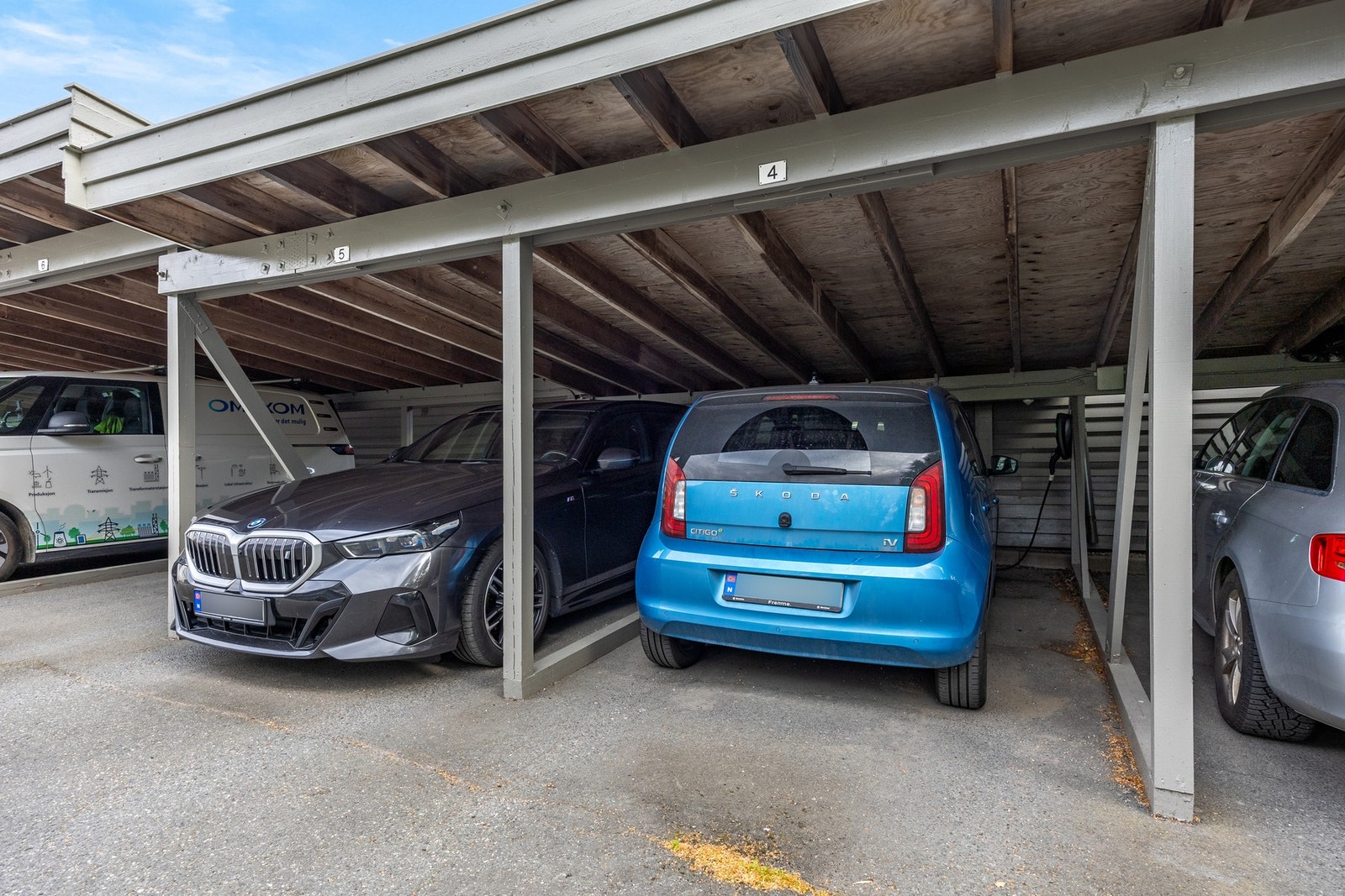 Carport med lader medfølger rett utenfor døren! Galleribilde
