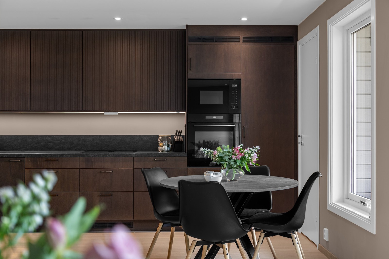 Hele boligen er pusset opp i 24/2025 med smakfull og moderne stil- og materialvalg! Galleribilde