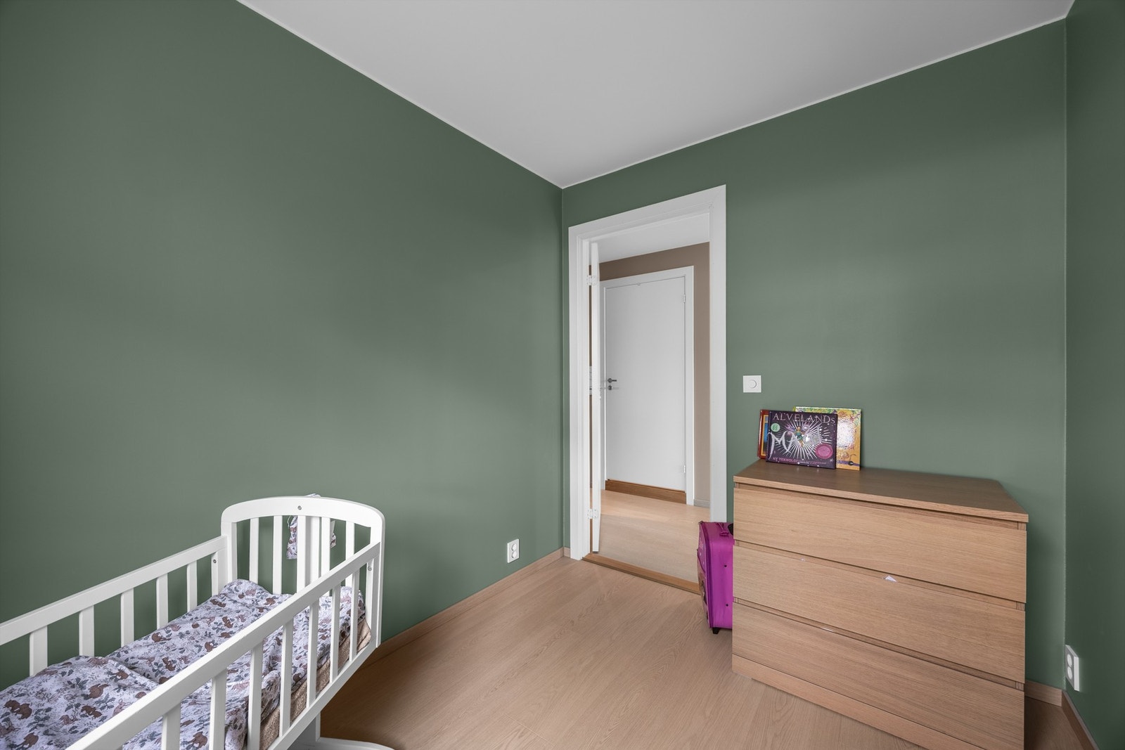 Rommet er utmerket som barnerom eller kanskje som walk-in-closet for deg som ønsker det Galleribilde