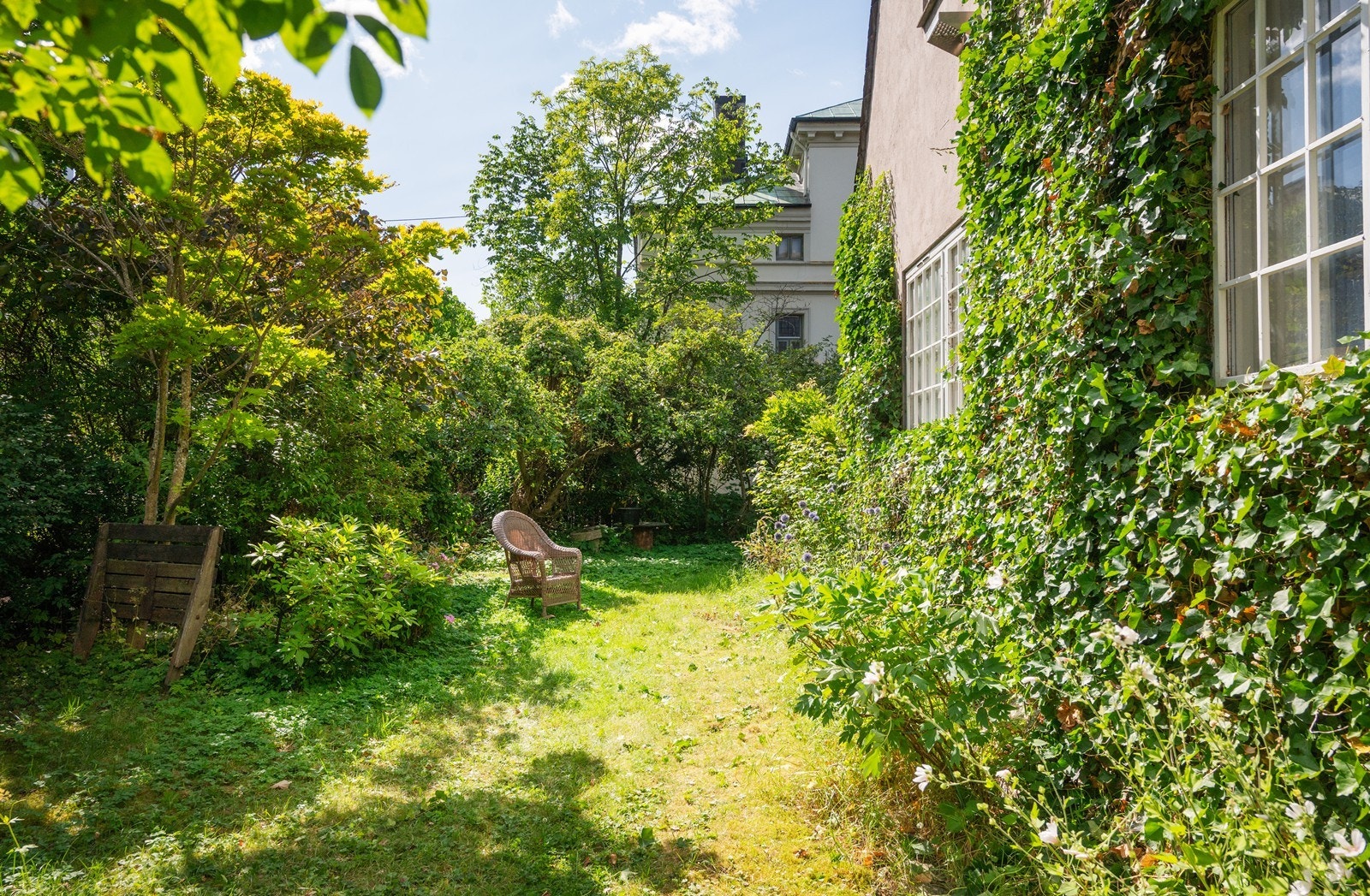 Uteområdet fungerer som et naturlig samlingspunkt som forlenger boligens oppholdsarealer og skaper en unik mulighet til å nyte utendørslivet i sommerhalvåret Galleribilde