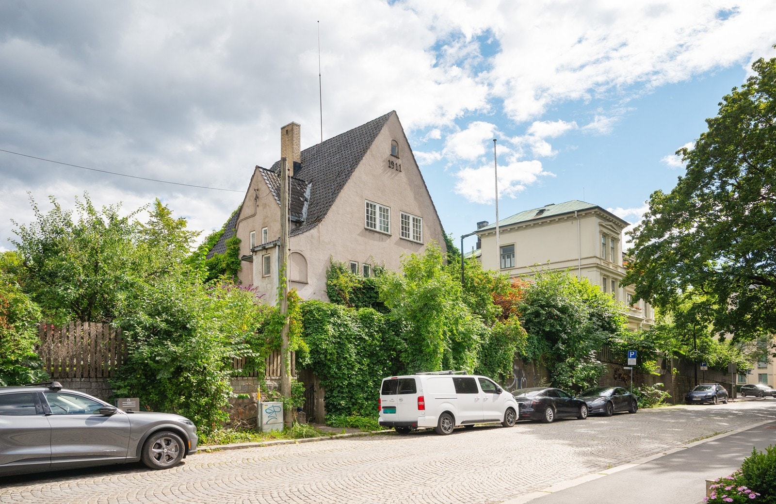Det er beboerparkering i gaten rett utenfor boligen Galleribilde
