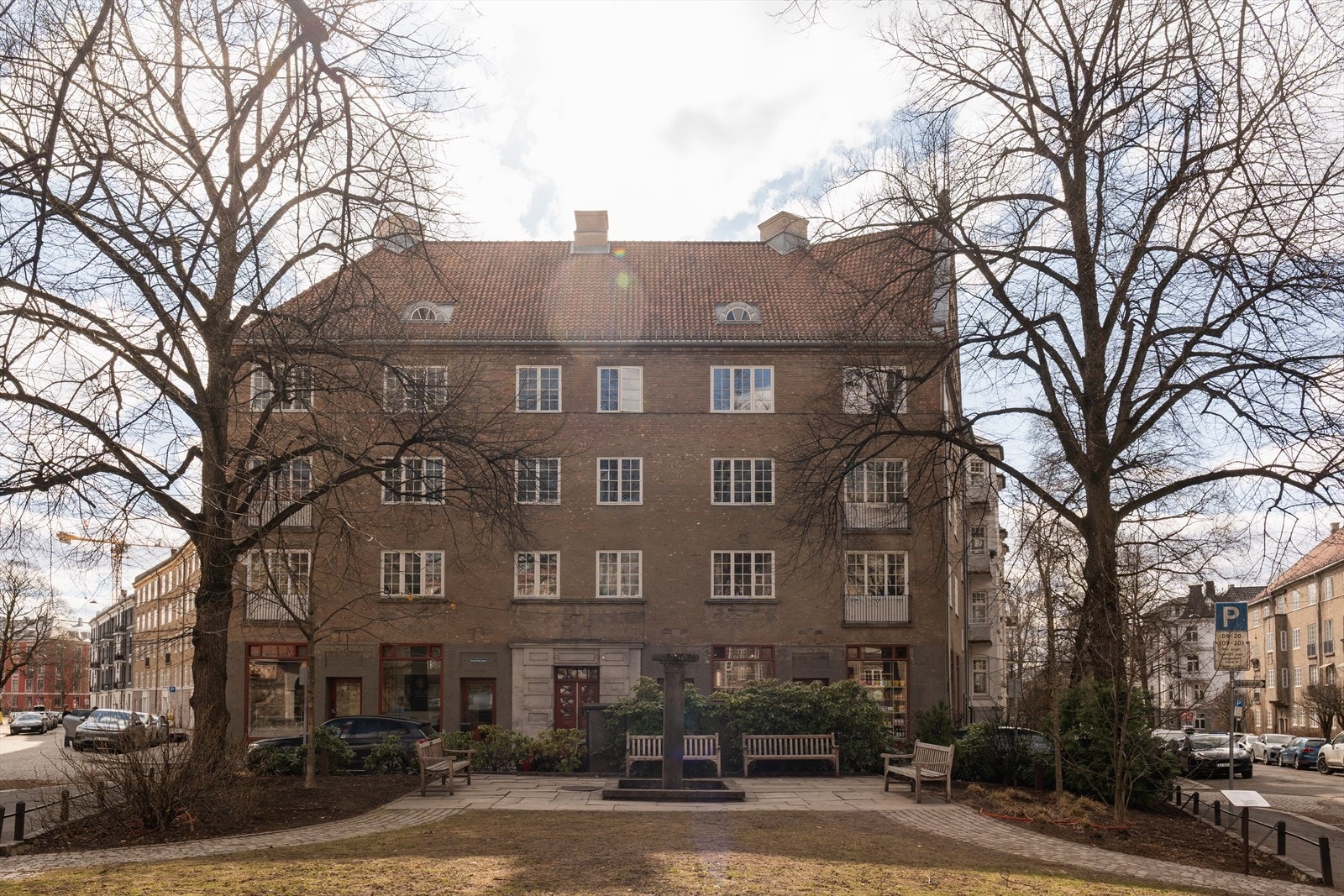 Like ved boligen ligger Lille Jacob lommepark og Havens Kolonial, med et innbydende utvalg av frukt og grønt, og ulike delikatesser Galleribilde