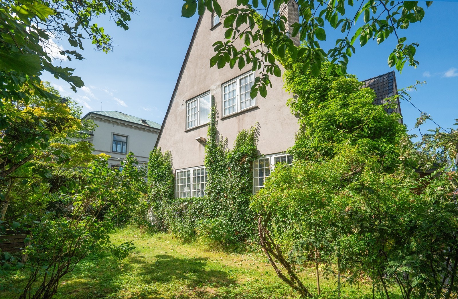 Eiendommen ligger på en naturlig høyde med grønne utsyn i alle retninger, omgitt av vakker, historisk villabebyggelse Galleribilde
