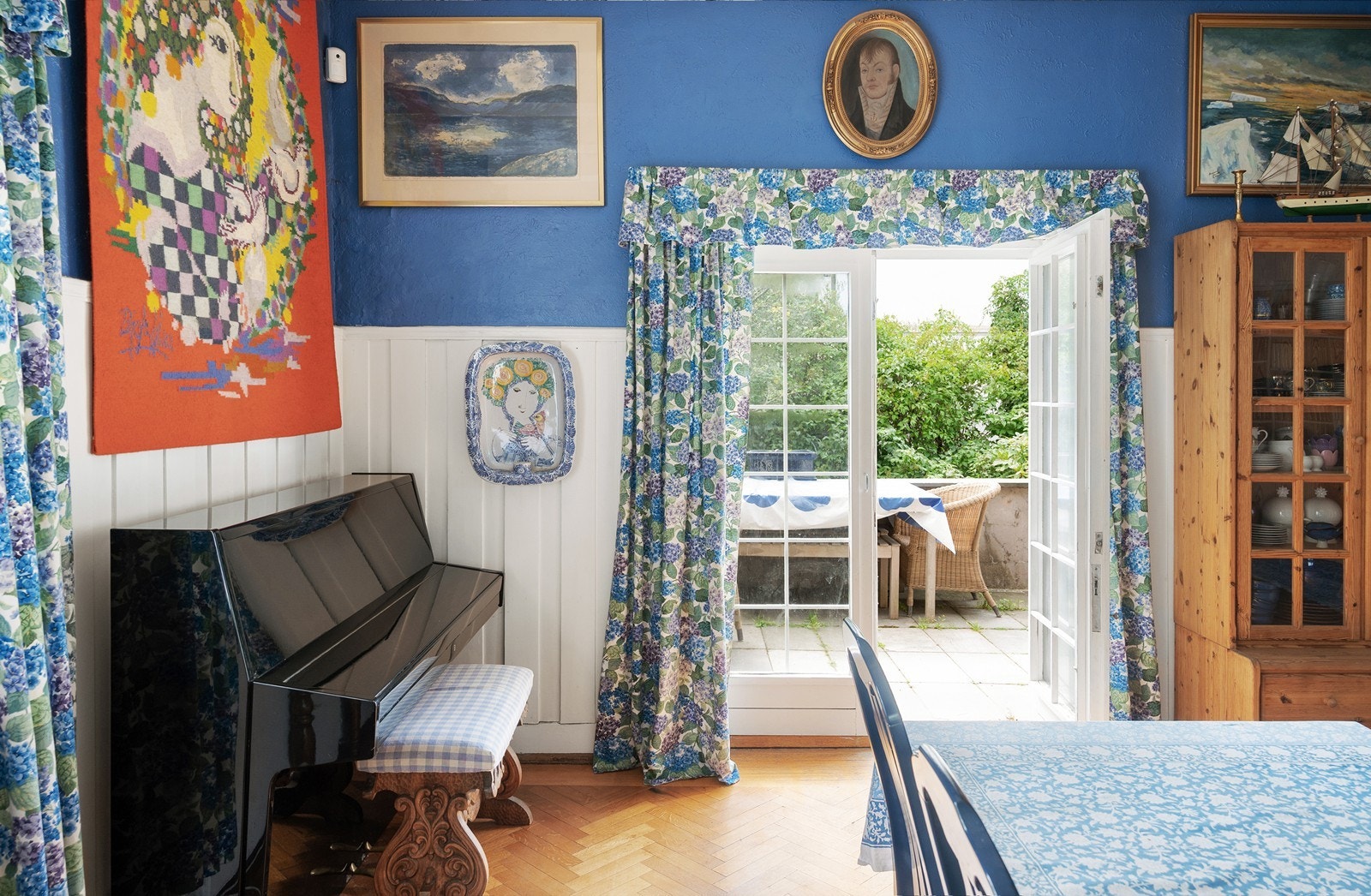 Fra spisestuen er det direkte utgang til en solfylt terrasse og flott hageområde Galleribilde