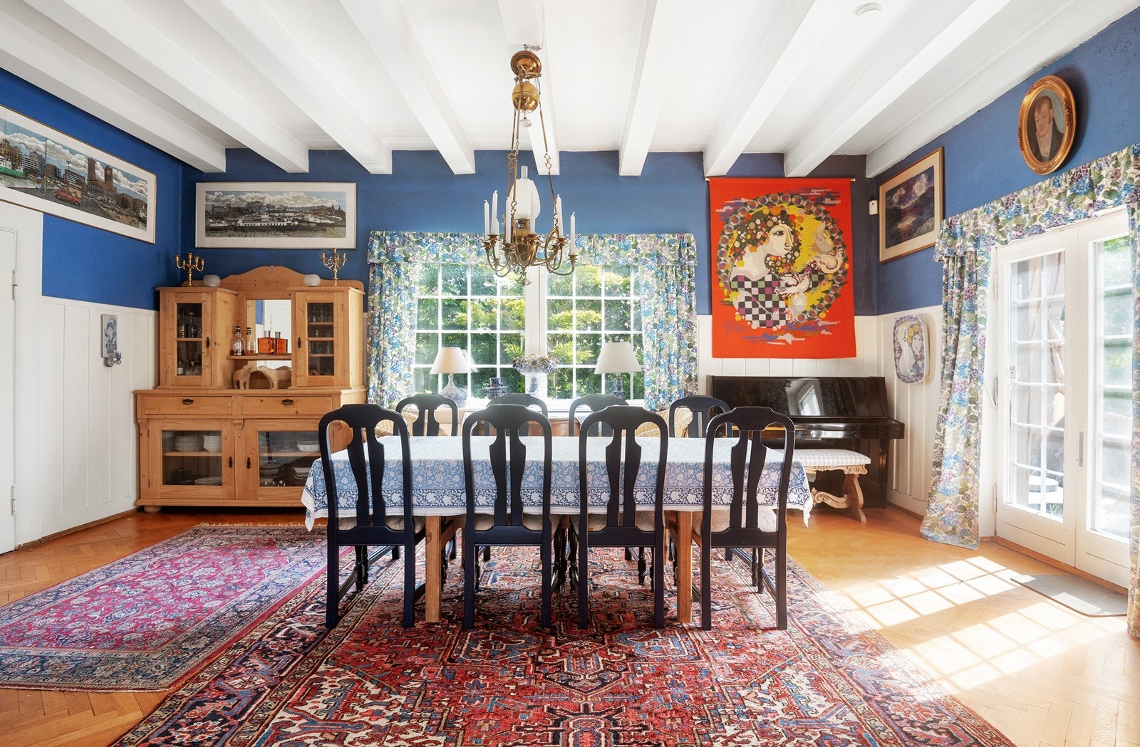 I spisestuen er det god plass til stort spisebord, perfekt for sosiale sammenkomster Galleribilde