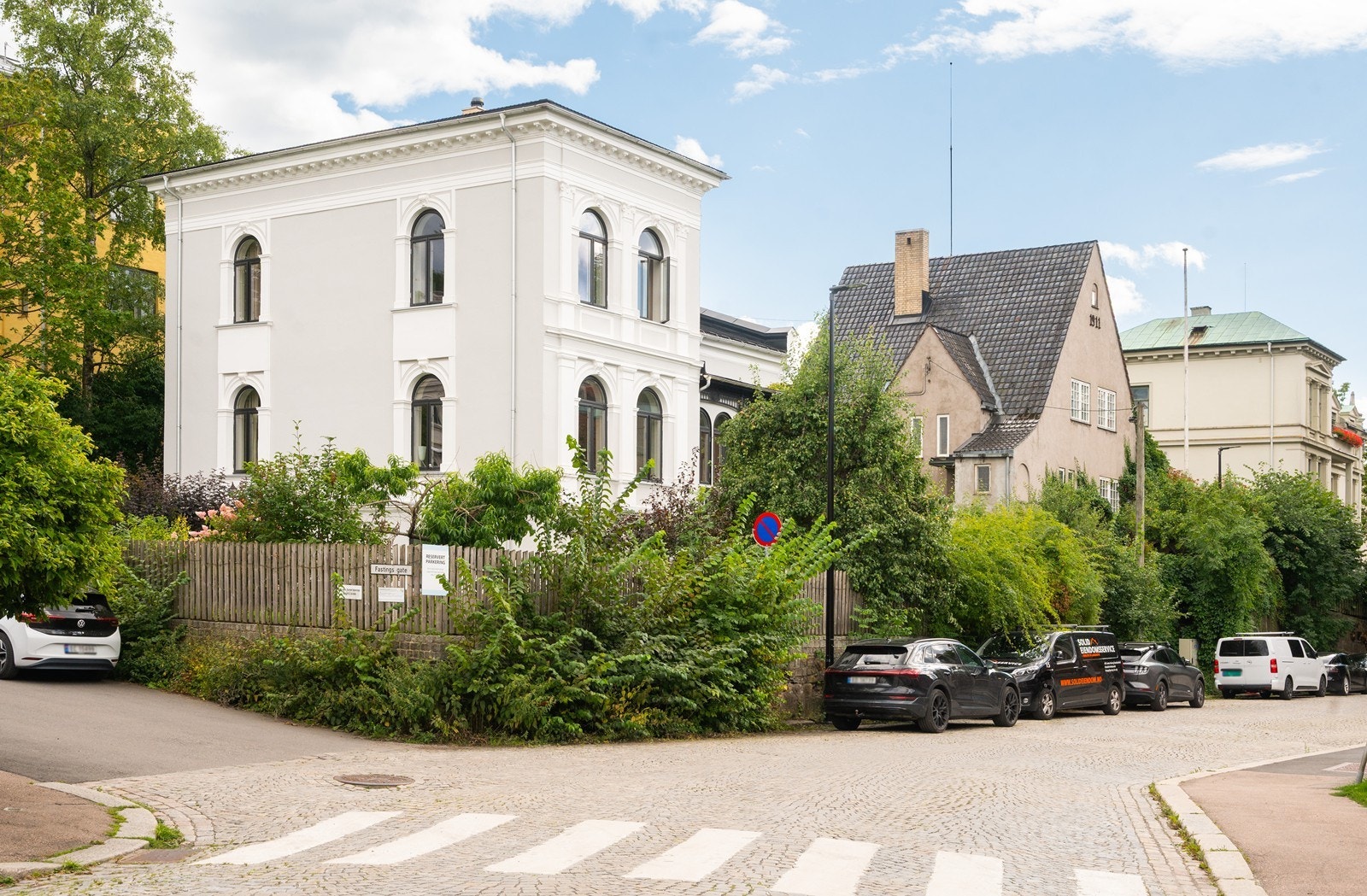 Eiendommen er regulert til bevaring og ligger i rolige omgivelser med velstelt villabebyggelse på alle kanter. Velkommen til visning! Galleribilde