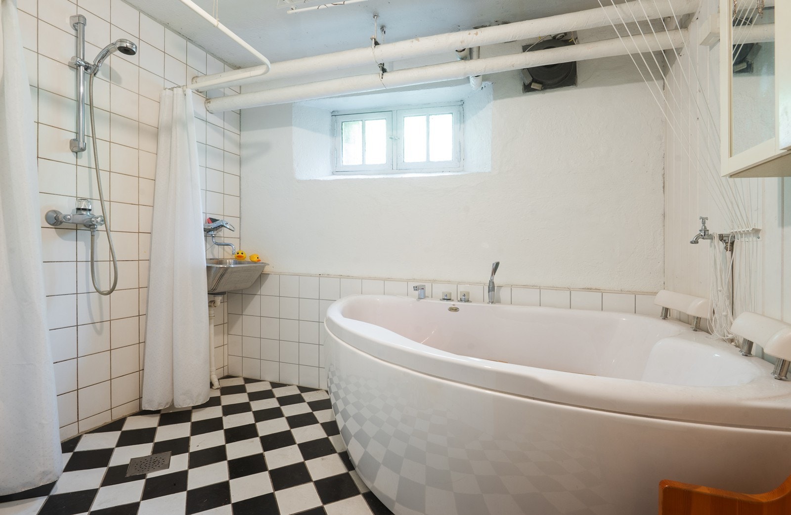 Bad i boligens underetasje er opprinnelig byggemeldt og godkjent som bryggerrom (omgjøring er ikke søkt om) Galleribilde