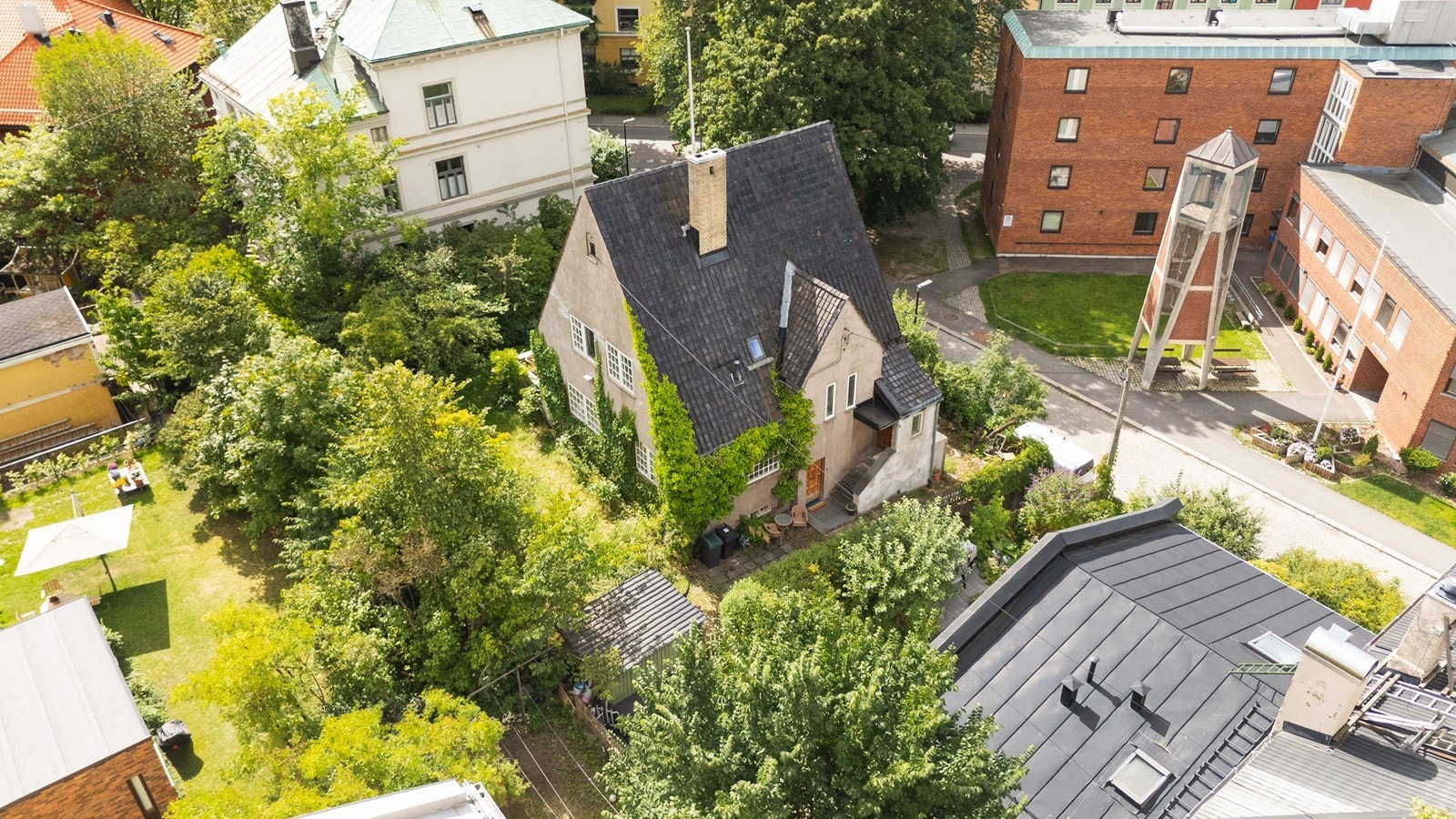 Den markante murvillaen ble oppført i 1911 som privatbolig for og av den anerkjente arkitekten Harald Aars Galleribilde