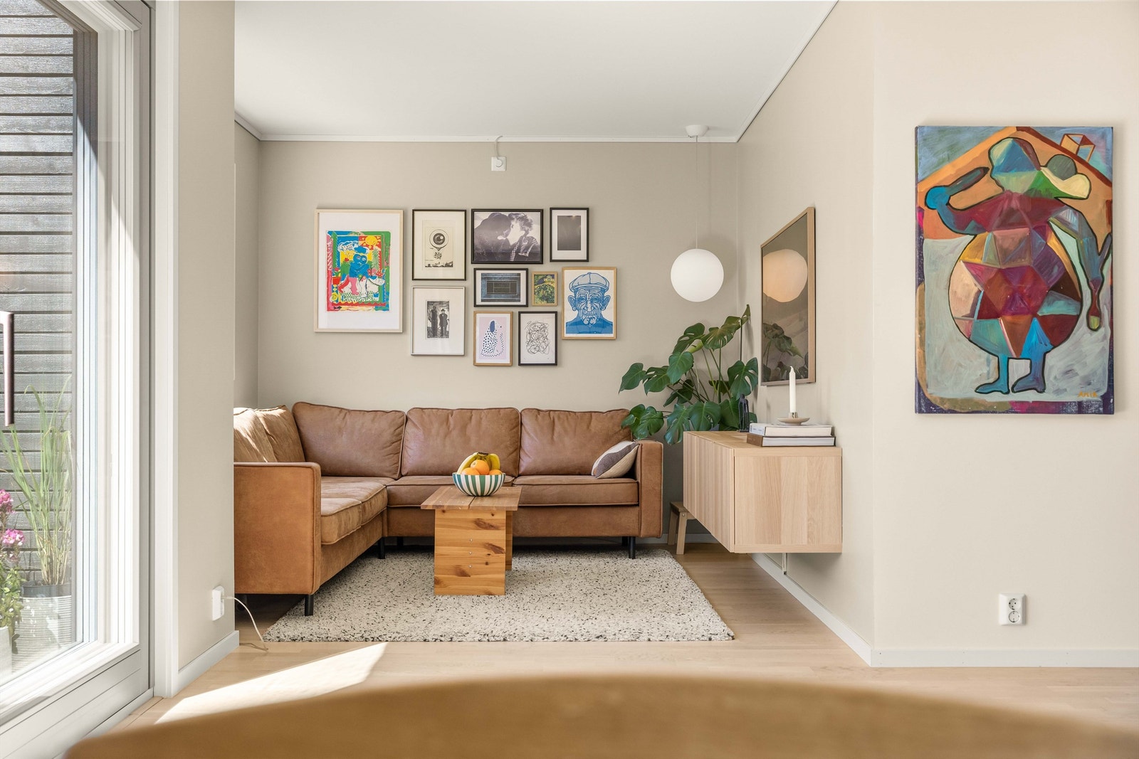 Stuen har god plass til en romslig sofagruppe. Galleribilde