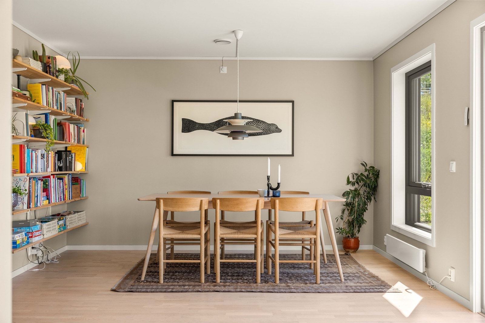 Den åpne løsningen gir god plass til et stort spisebord. Galleribilde