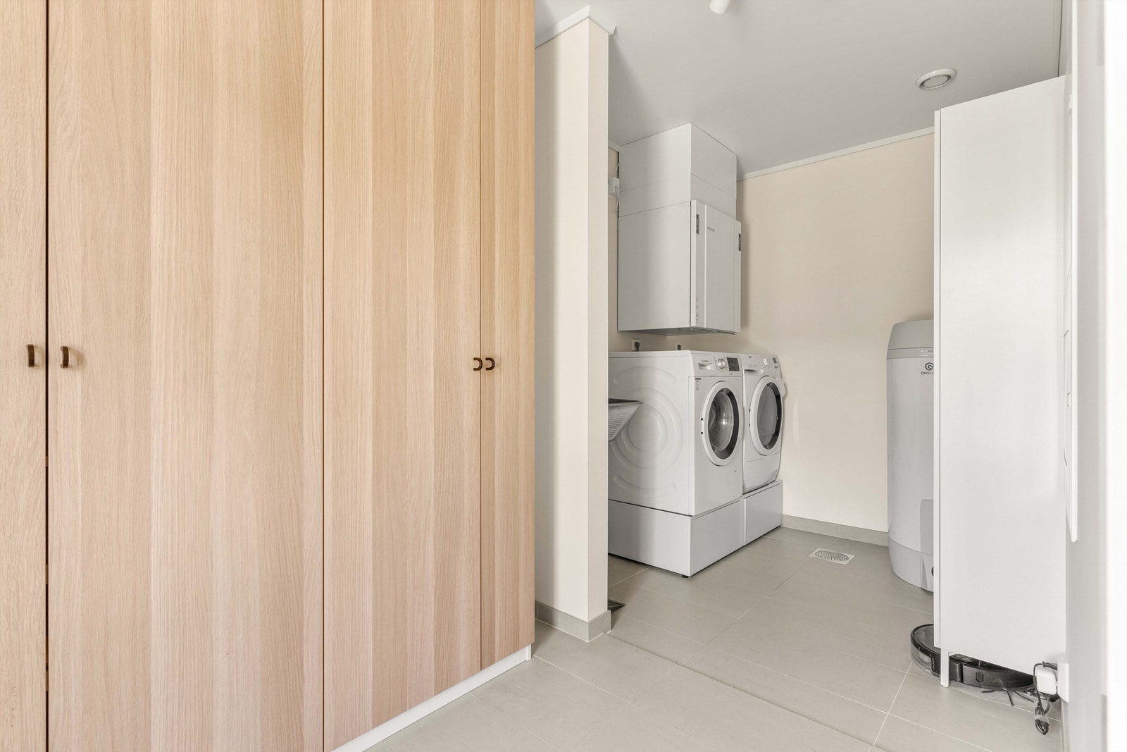 Separat vaskerom med gulvvarme, opplegg for vaskemaskin og balansert ventilasjonsaggregat. Galleribilde