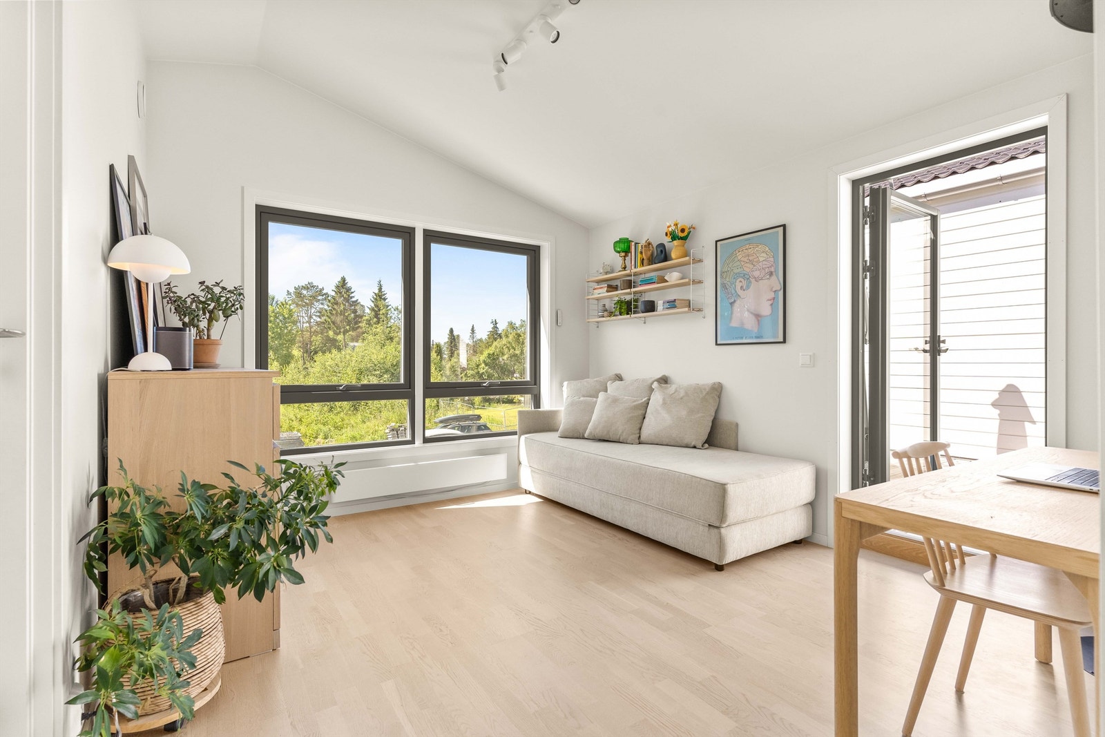 Loftstuen har utgang til den store takterrassen på 32 m². Galleribilde