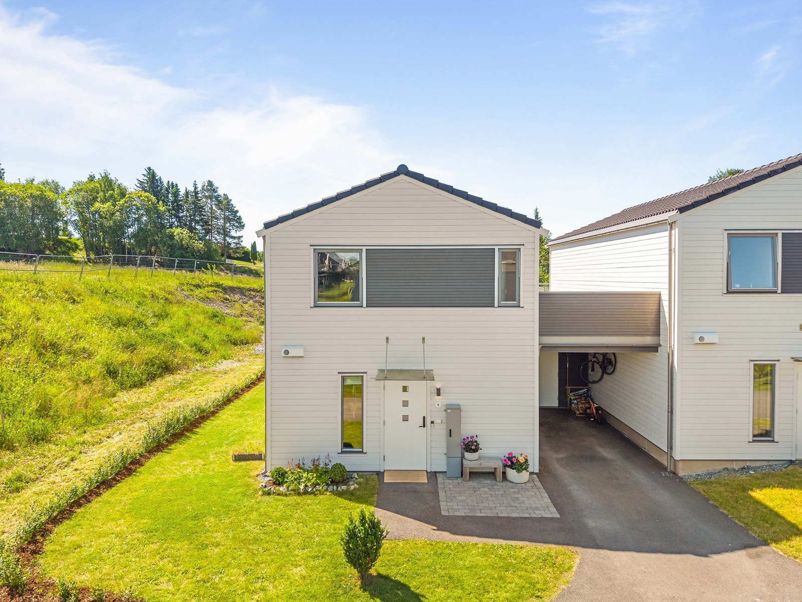 Eiendommen har to terrasser og hage som vender ut mot grøntarealer.
Foto: Anders Botnmark. Galleribilde
