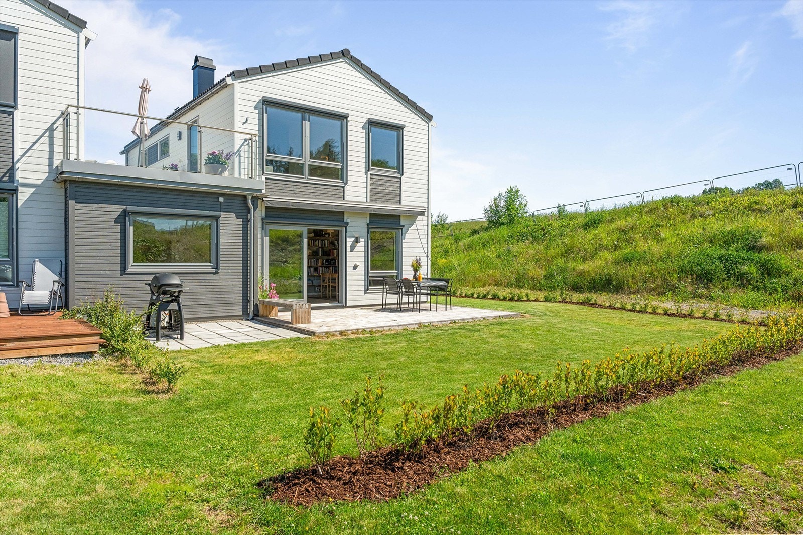 Fra stuen i første etasje kommer du ut til en terrasse og privat hage. Galleribilde