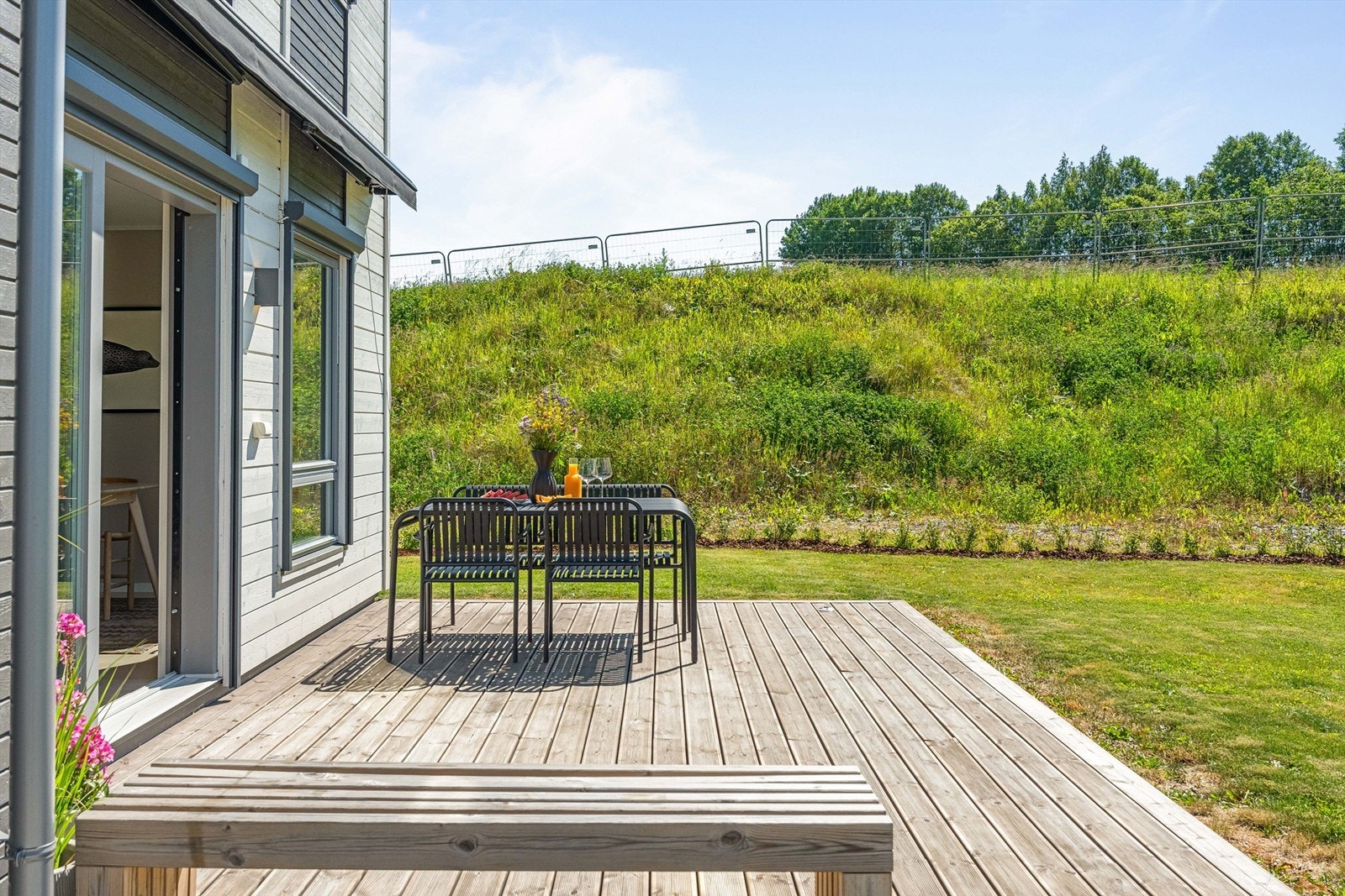 Uteområdet grenser mot friareal, som gir en åpen og luftig følelse.
Foto: Anders Botnmark. Galleribilde