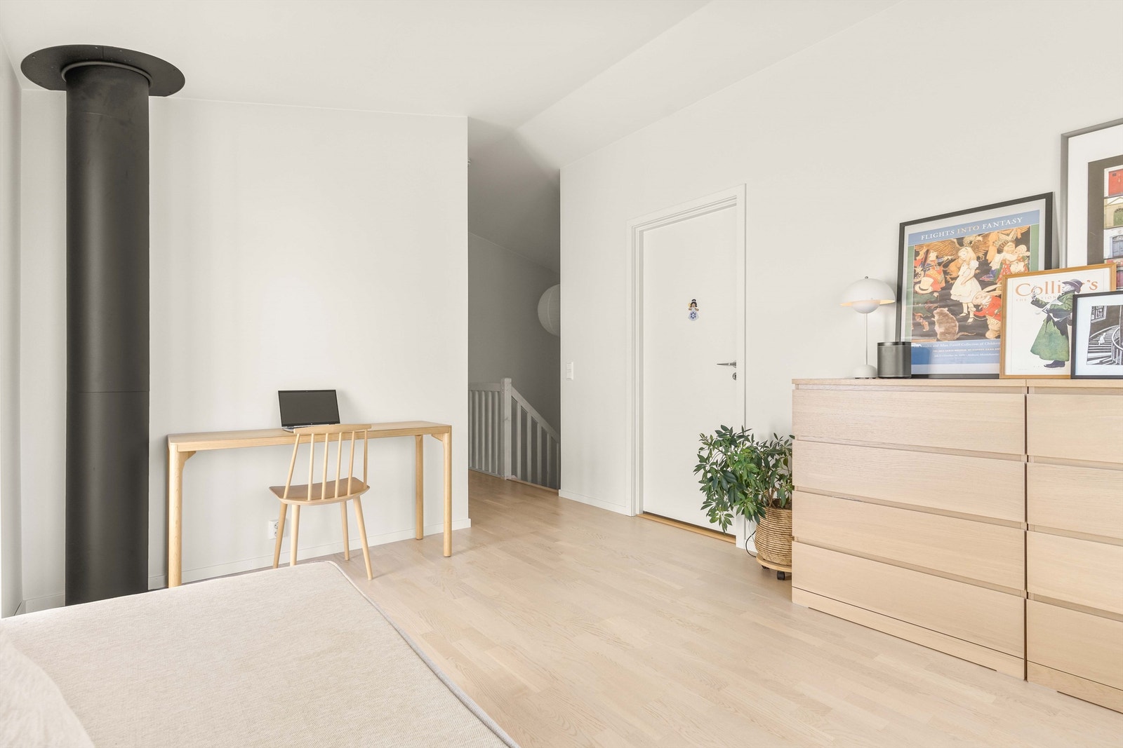 Et fleksibelt rom som egner seg godt som TV-stue, kontor eller lekeareal. Galleribilde