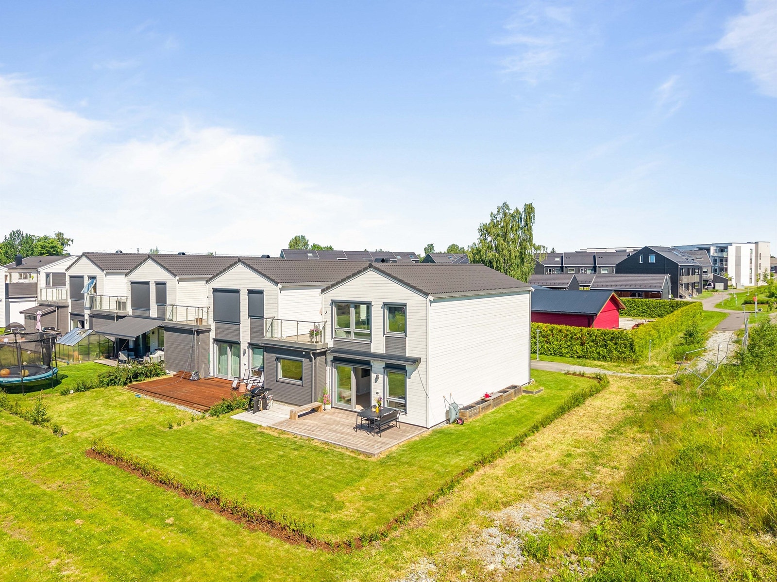 Det medfølger carport med elbillader og en sportsbod på 7 m². Galleribilde