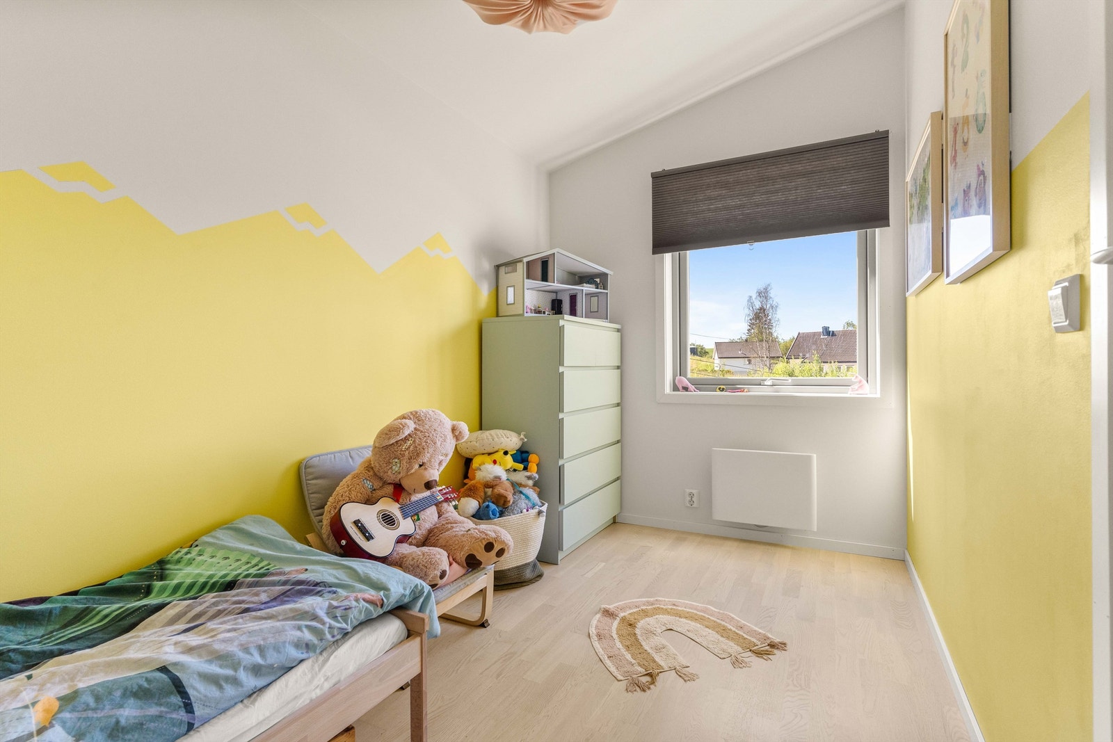 Soverom med parkett på gulv og malte flater, som i resten av etasjen. Galleribilde