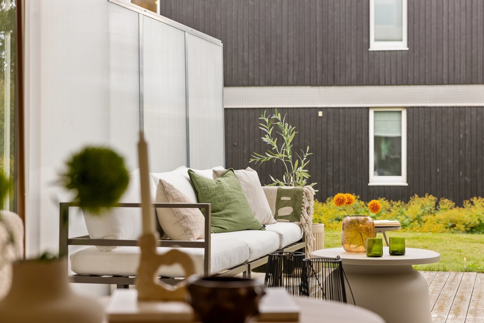 Her kan du nyte rolige stunder på en hyggelig og lun terrasse. Galleribilde
