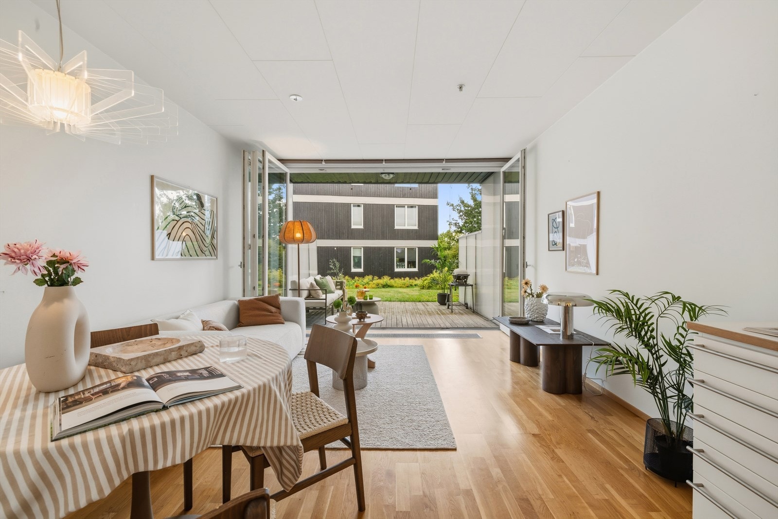 Stuen er lys og innbydende med god plass til både sofagruppe og spisebord. Galleribilde