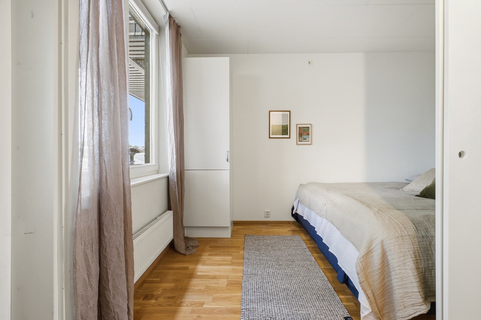 Soverommet er romslig og har god plass til dobbeltseng med tilhørende møblement. Galleribilde