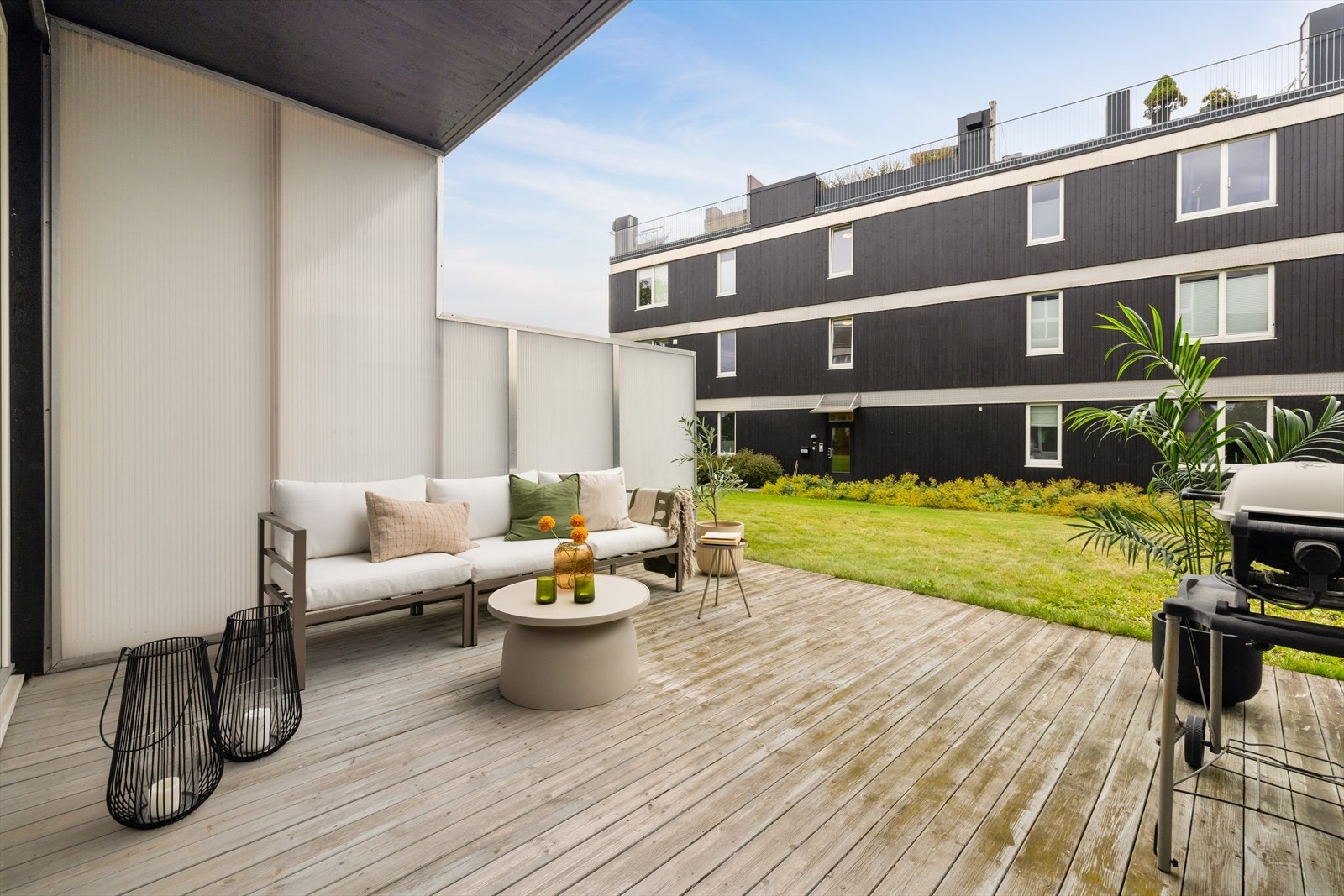 Terrassen har god plass til utemøbler, grill og beplantning, og fungerer som en naturlig forlengelse av oppholdsrommet i sommerhalvåret. Galleribilde