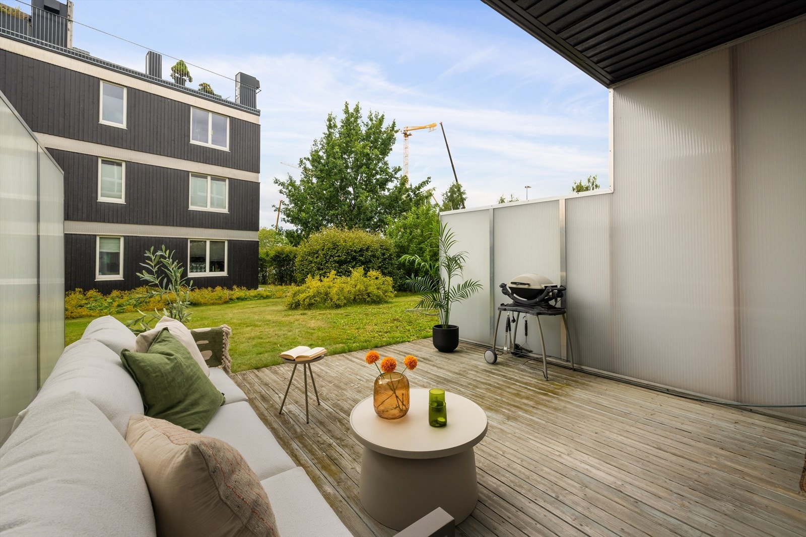 Fra terrassen har du direkte adkomst til borettslagets hyggelige grøntområder. Galleribilde