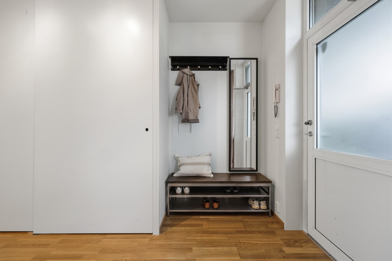 Leiligheten har en innbydende entré med plass til oppbevaring av yttertøy og sko. Entréen er utstyrt med praktisk skyvedørsgarderobe og har en åpen forbindelse videre til leilighetens øvrige rom. Galleribilde