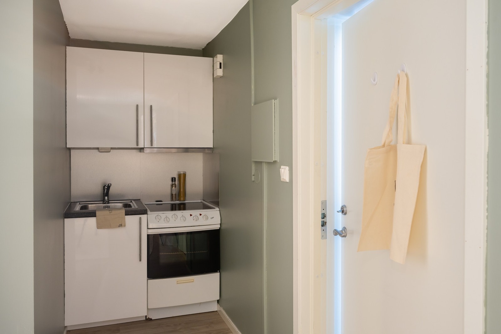 Liten kjøkkenkrok med komfyr. Galleribilde