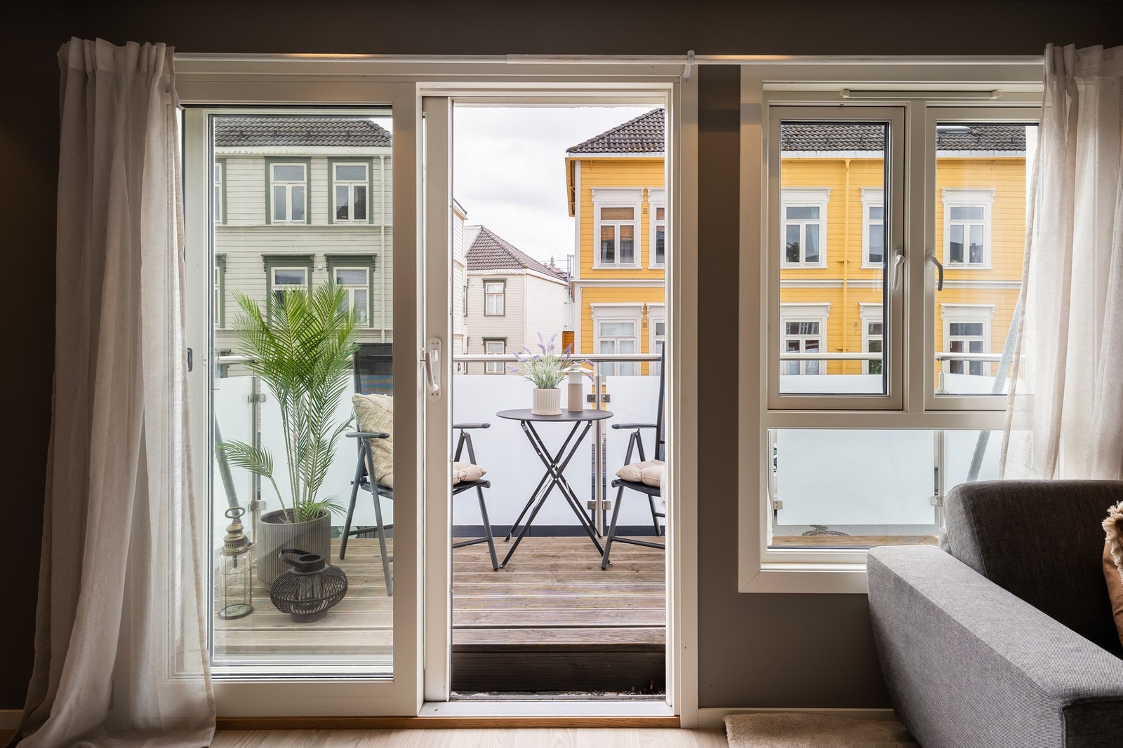 Solrik balkong vendt mot sørvest (svært få leiligheter på Møllenberg har denne kombinasjonen). Galleribilde