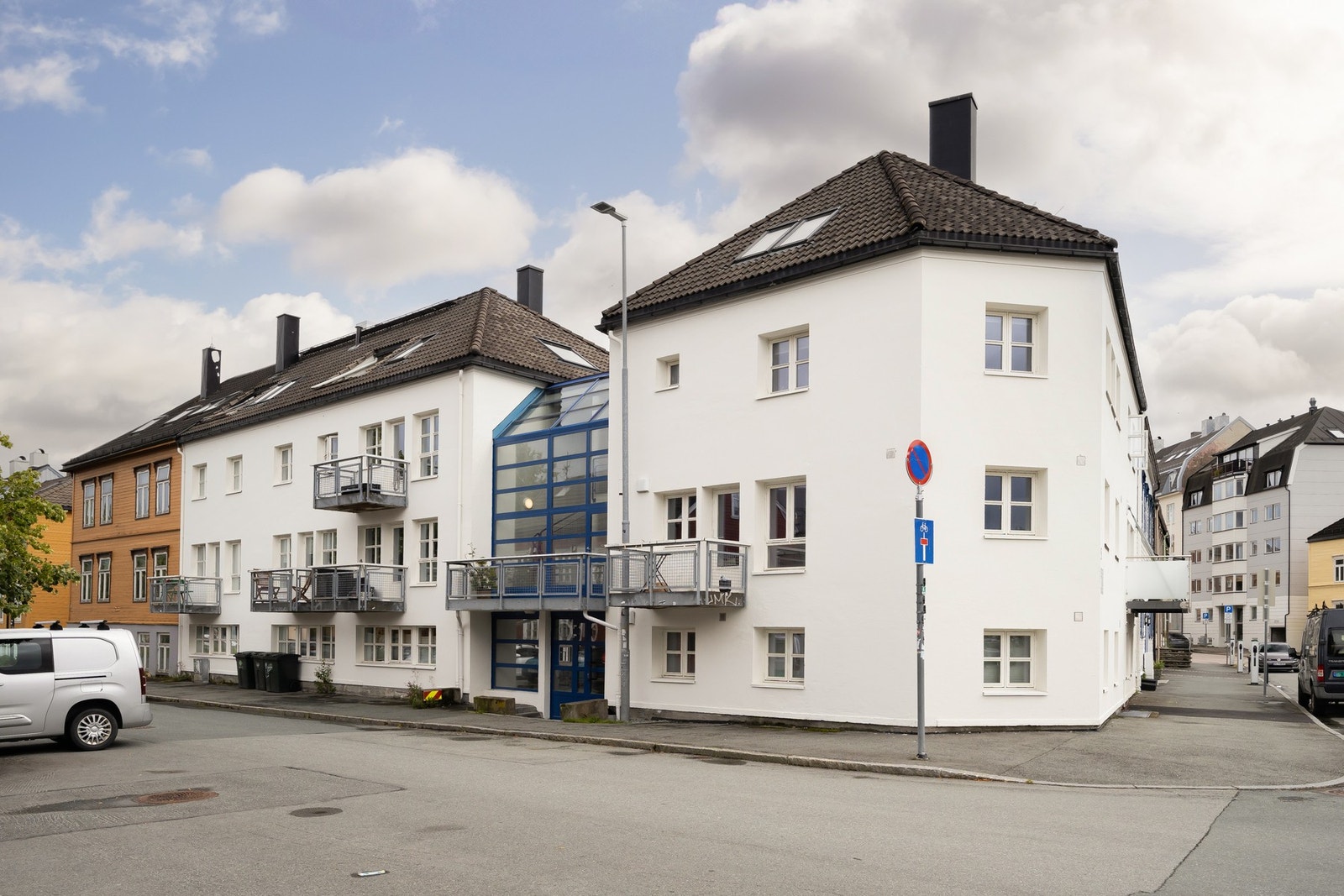 Bygget ligger fint til på hjørnet der Kirkegata møter Gamle Kongevei. Galleribilde