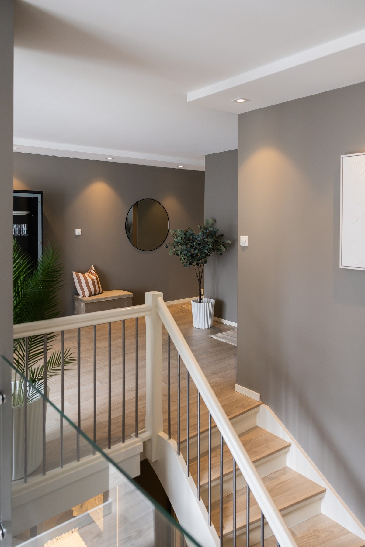 Leilighetens hovedplan (2. etg) består av stue, balkong, kjøkken og gang/entré. Galleribilde