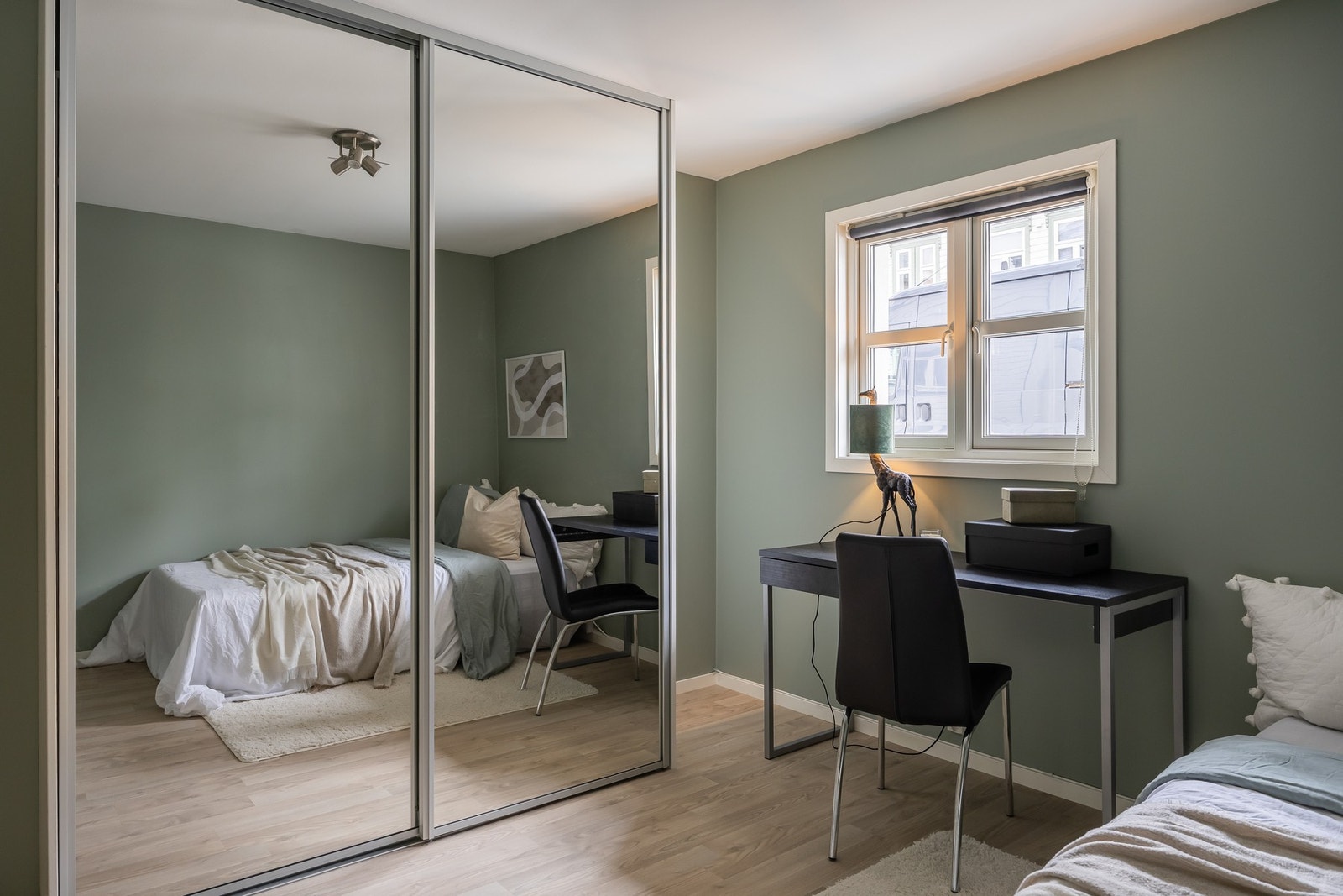 Stor garderobe medfølger i handelen. Galleribilde