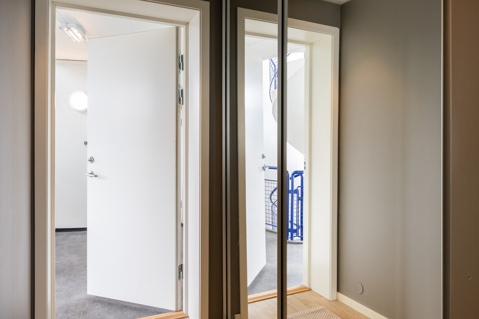 Leiligheten har adkomst via felles inngangsparti med trapperom. Galleribilde